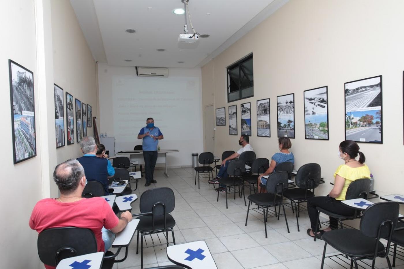 alunos na sala de aula #paratodosverem 