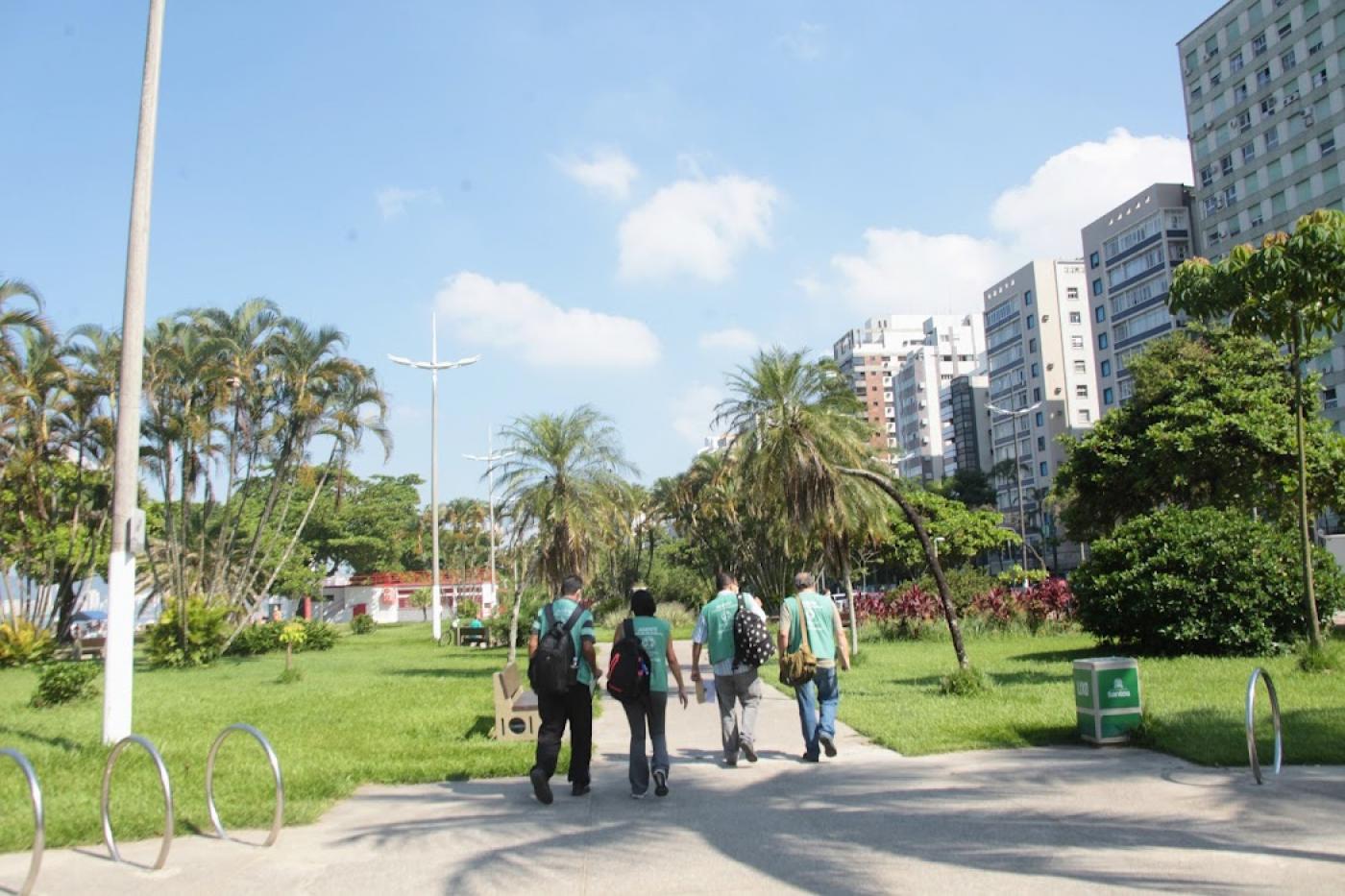 agentes percorrendo o jardim da orla #paratodosverem