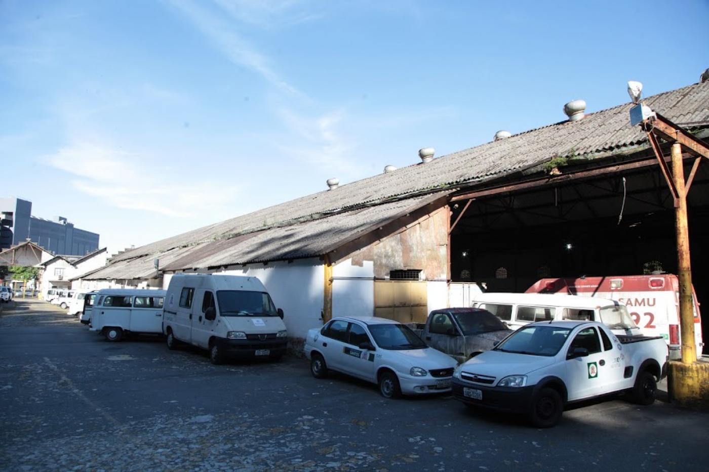 carros parados na lateral  da garagem #paratodosverem