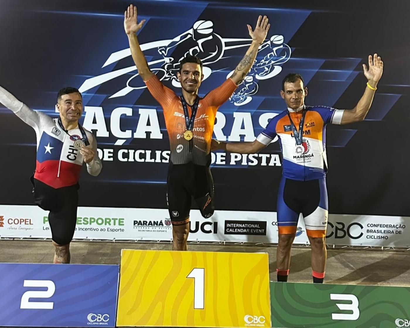 Roberto Neto no pódio da Taça Brasil. #Paratodosverem