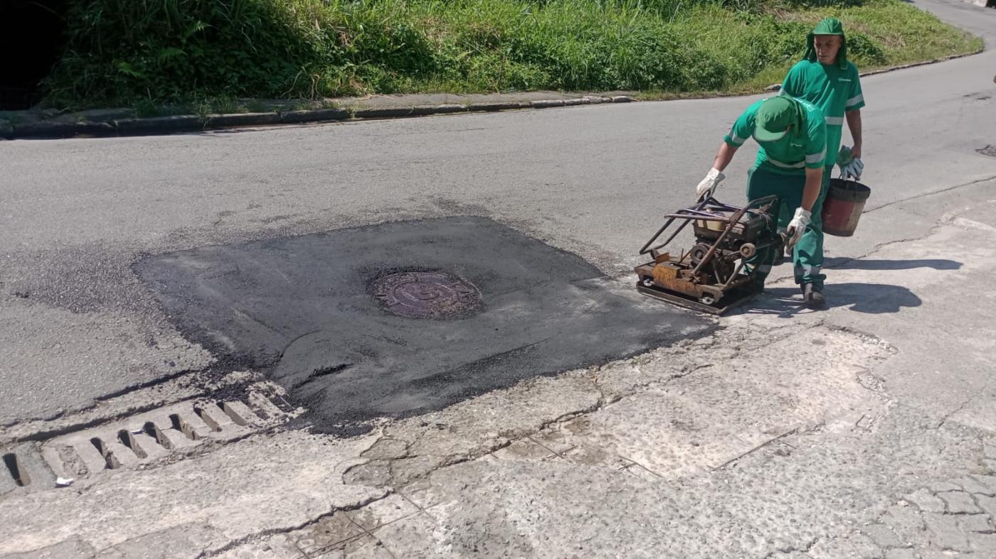 operários fazendo tapa buracos #paratodosverem 