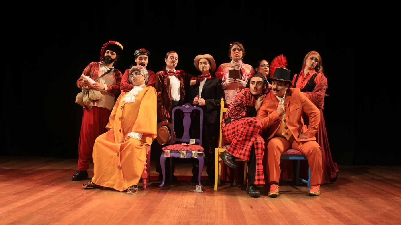 atores vestidos em cena #paratodosverem