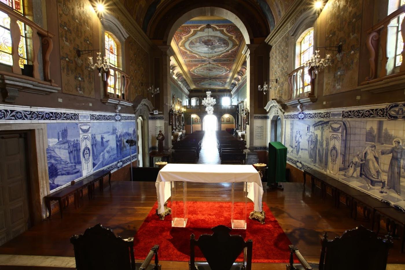 Área interna de igreja católica, vista do altar para a entrada. #Paratodosverem