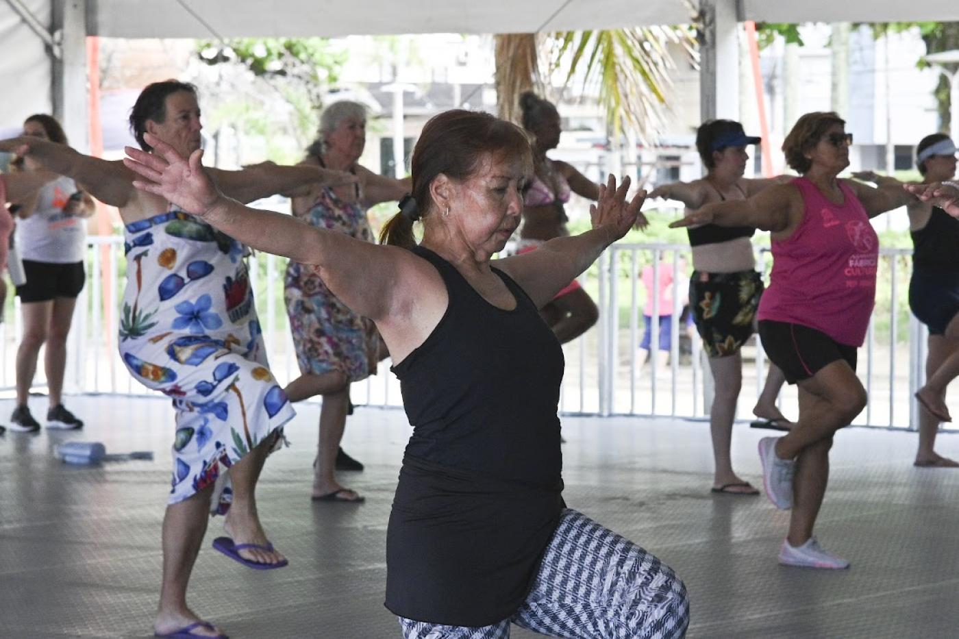 mulheres dançando em tenda #paratodosverem