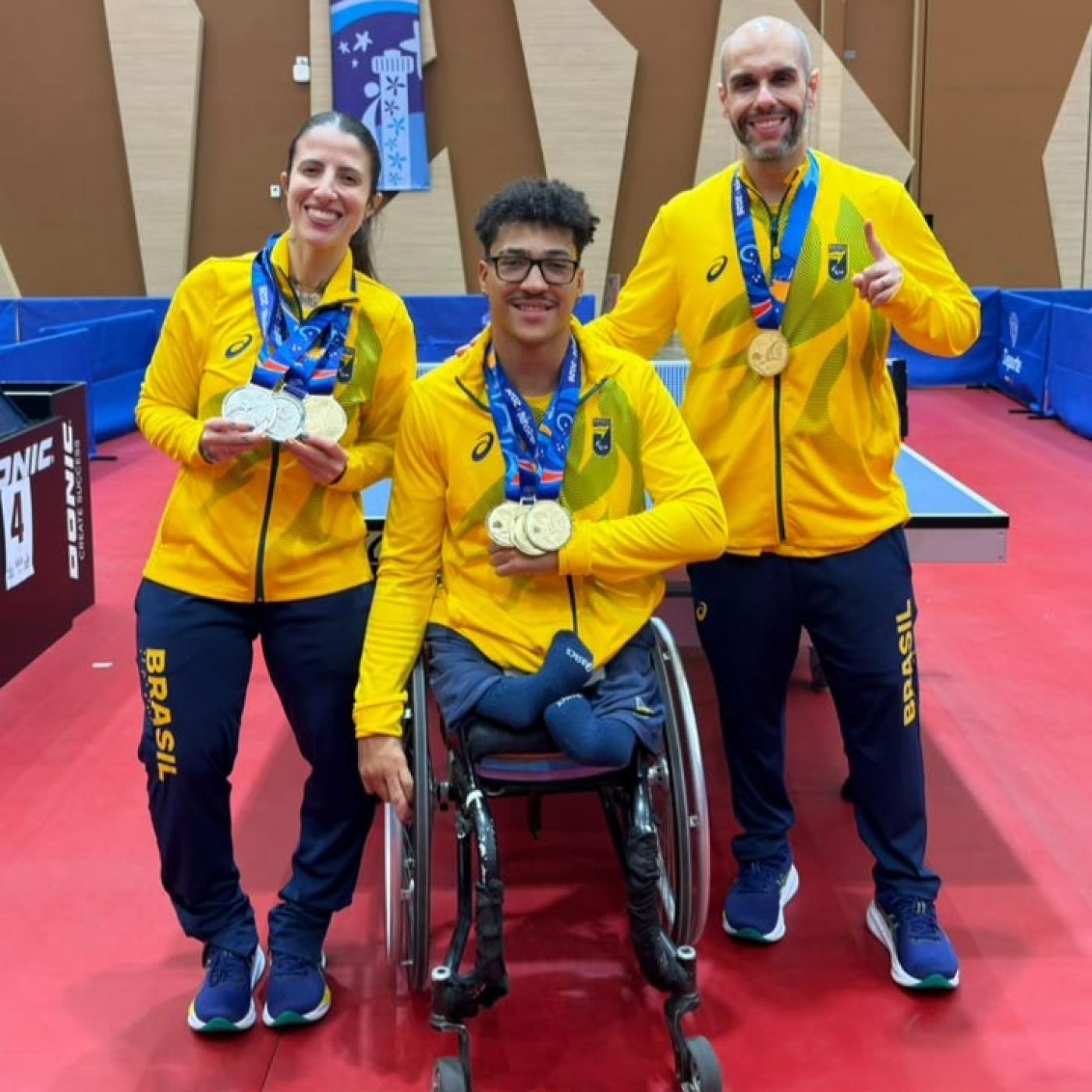Mesatenistas paralímpicos com medalhas. #paratodosverem