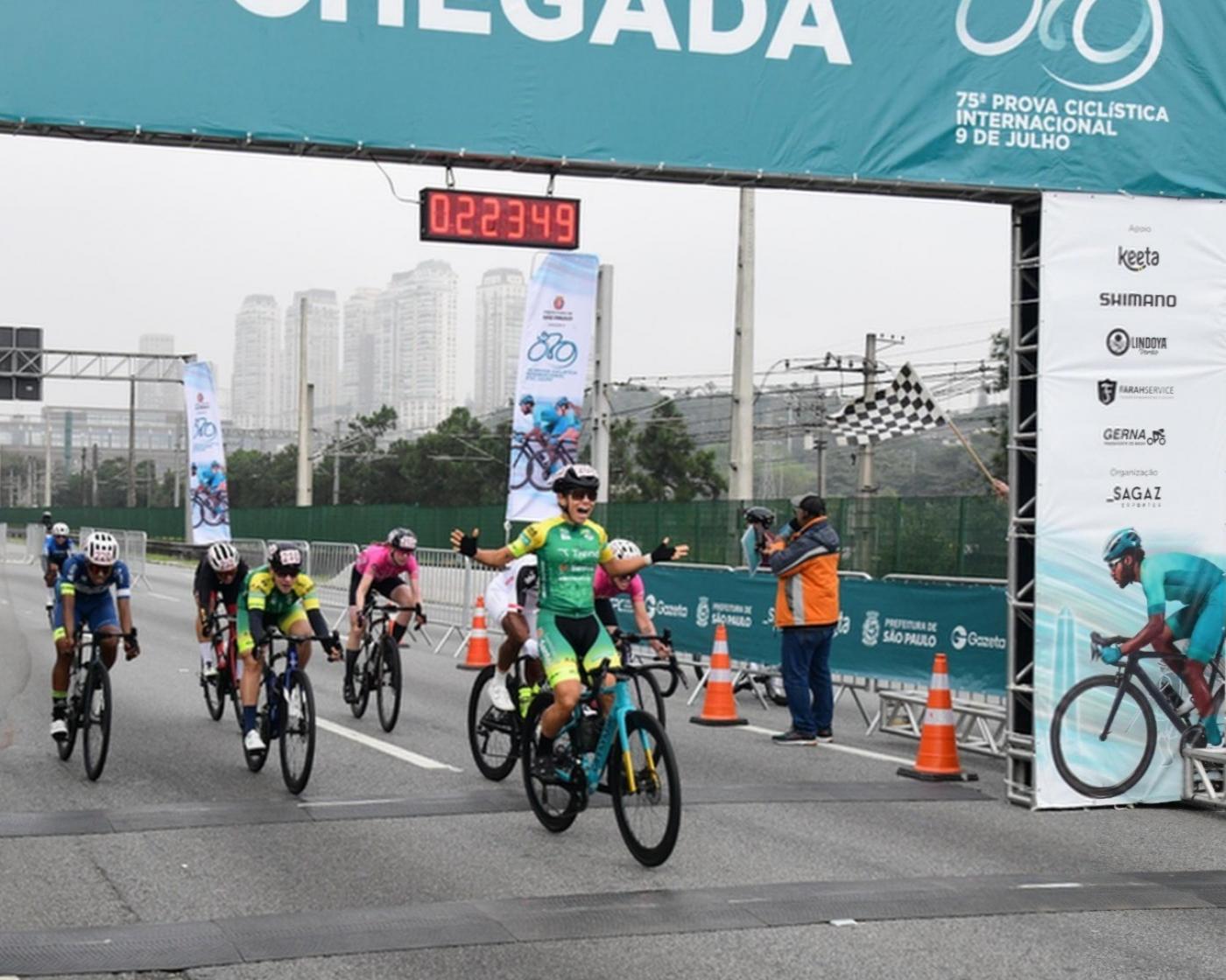 Ciclista vencendo a 9 de Julho. #Paratodosverem