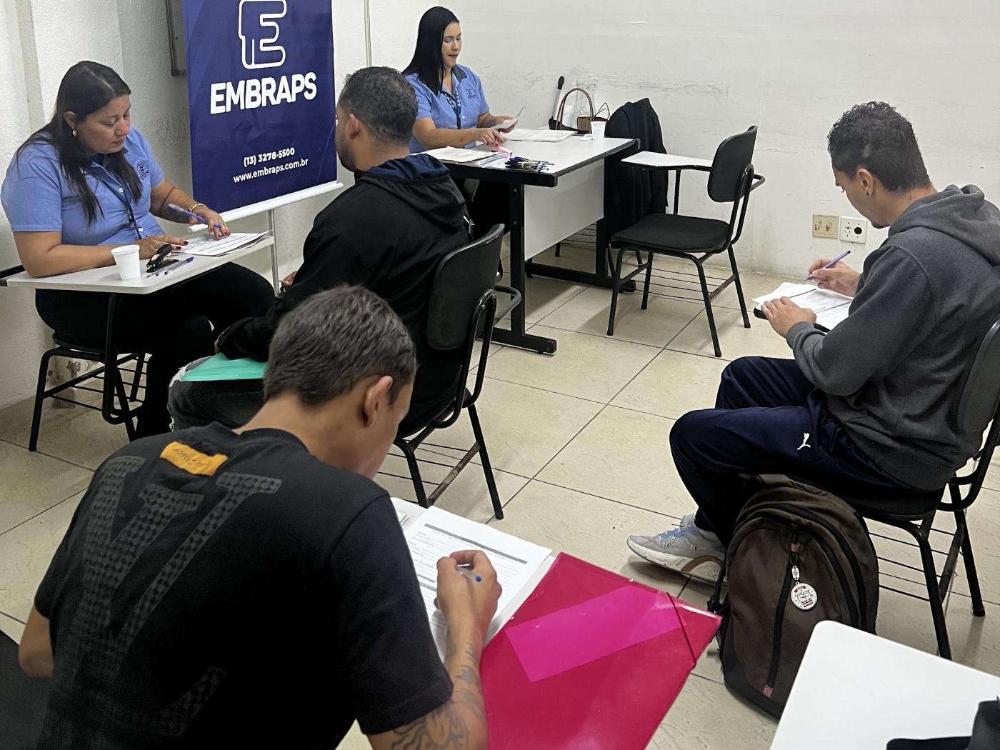 pessoas sentadas em sala de seleção. #paratodosverem