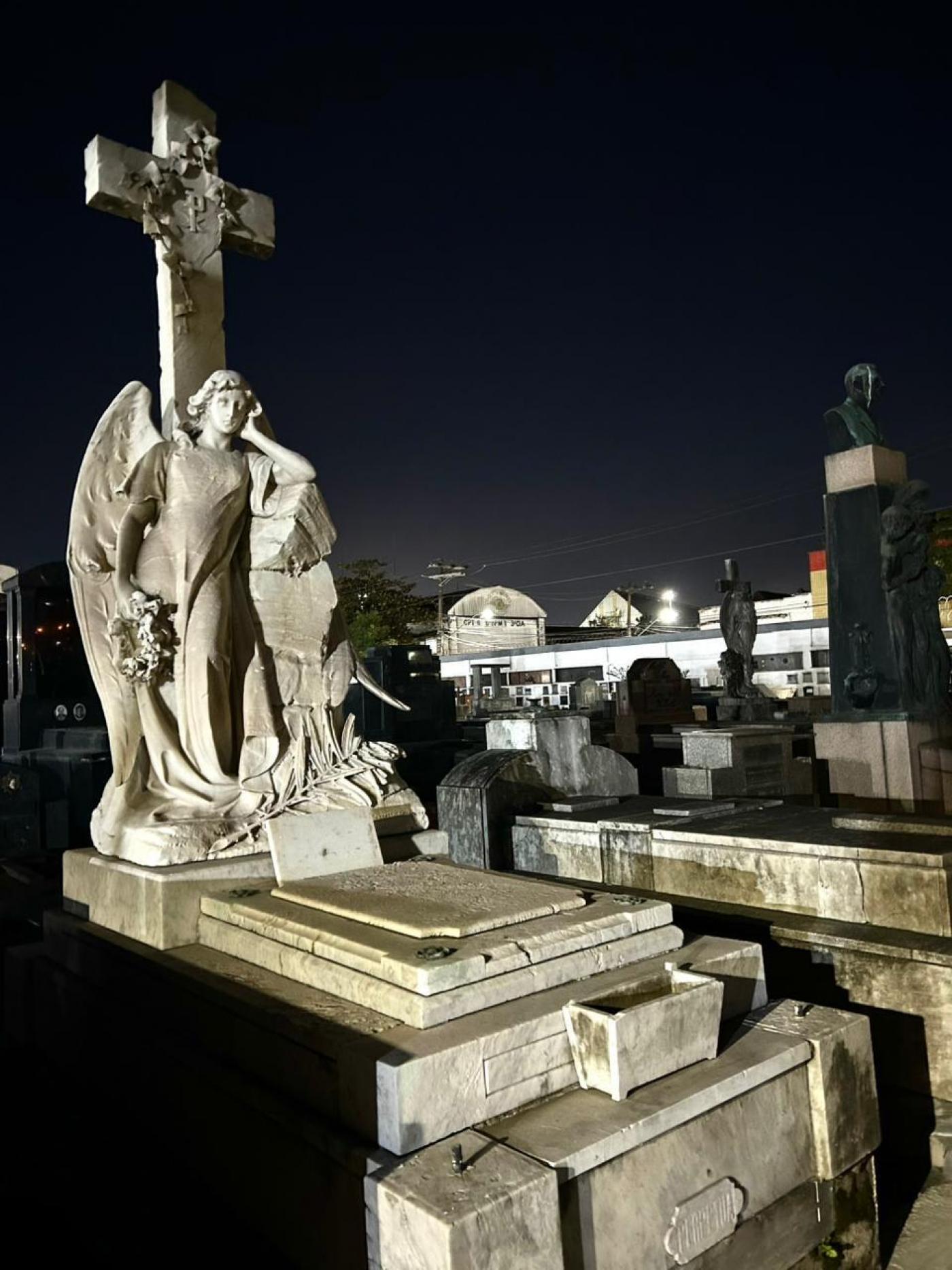 estátua em cemitério #paratodosverem 