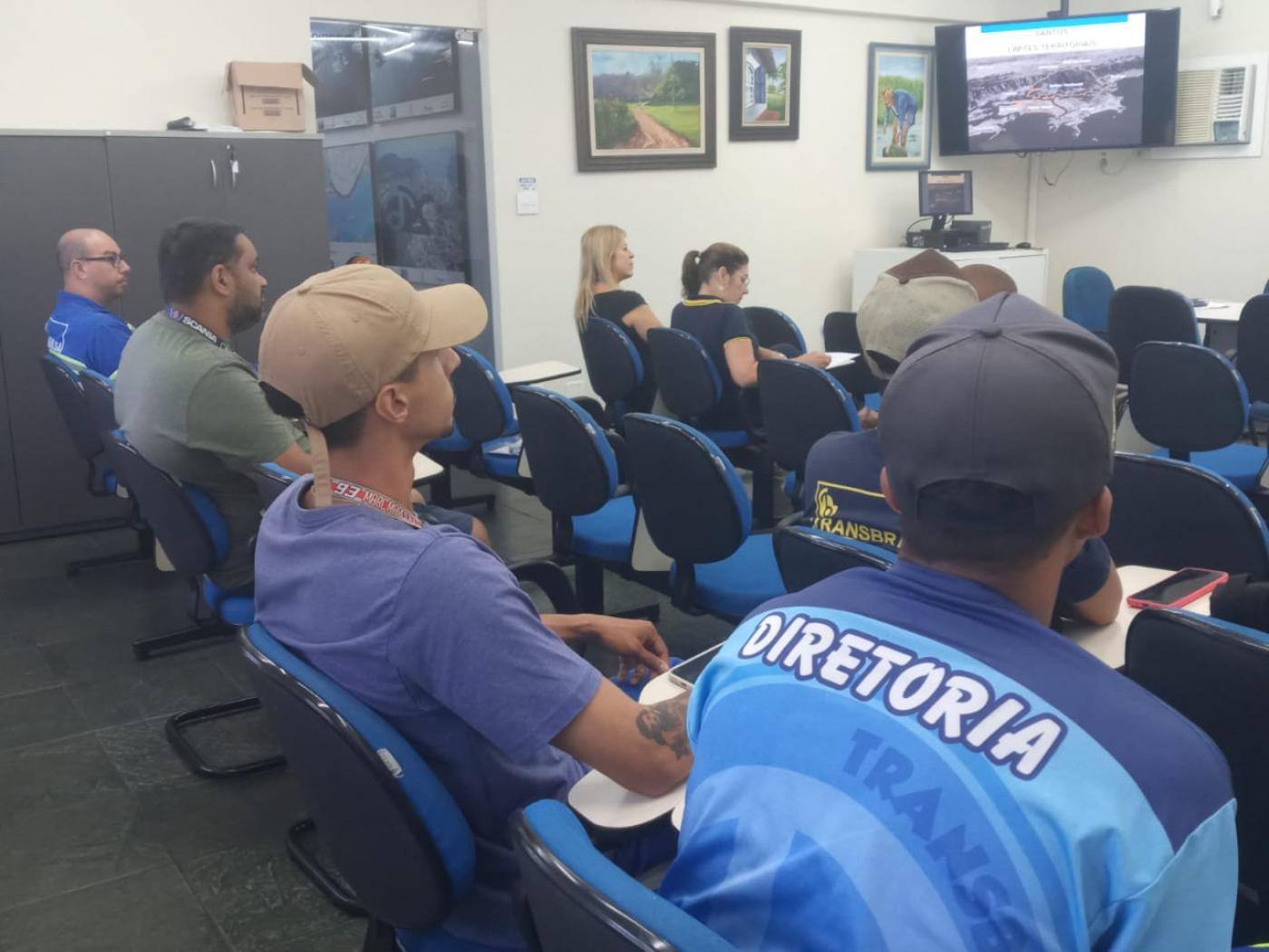 pessoas sentadas em sala assistindo palestra. #paratodosverem