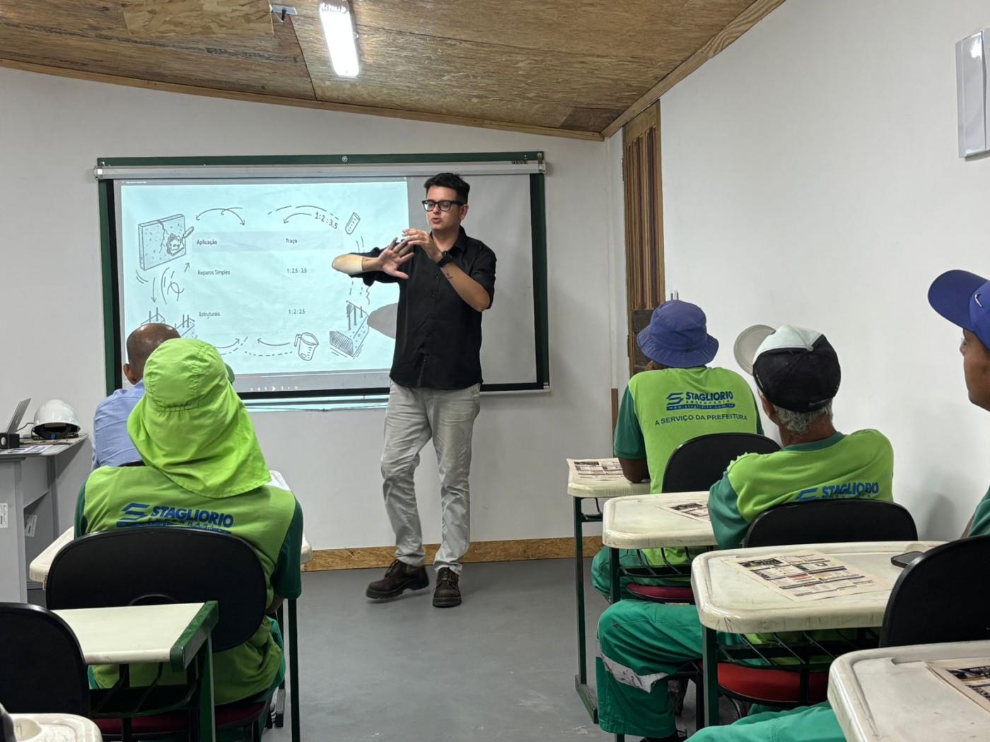Trabalhadores recebem qualificação. #Paratodosverem