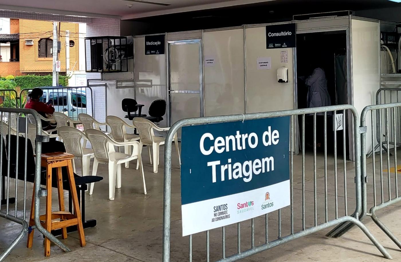 centro de triagem com grades, cadeiras e consultório a frente #paratodosverem