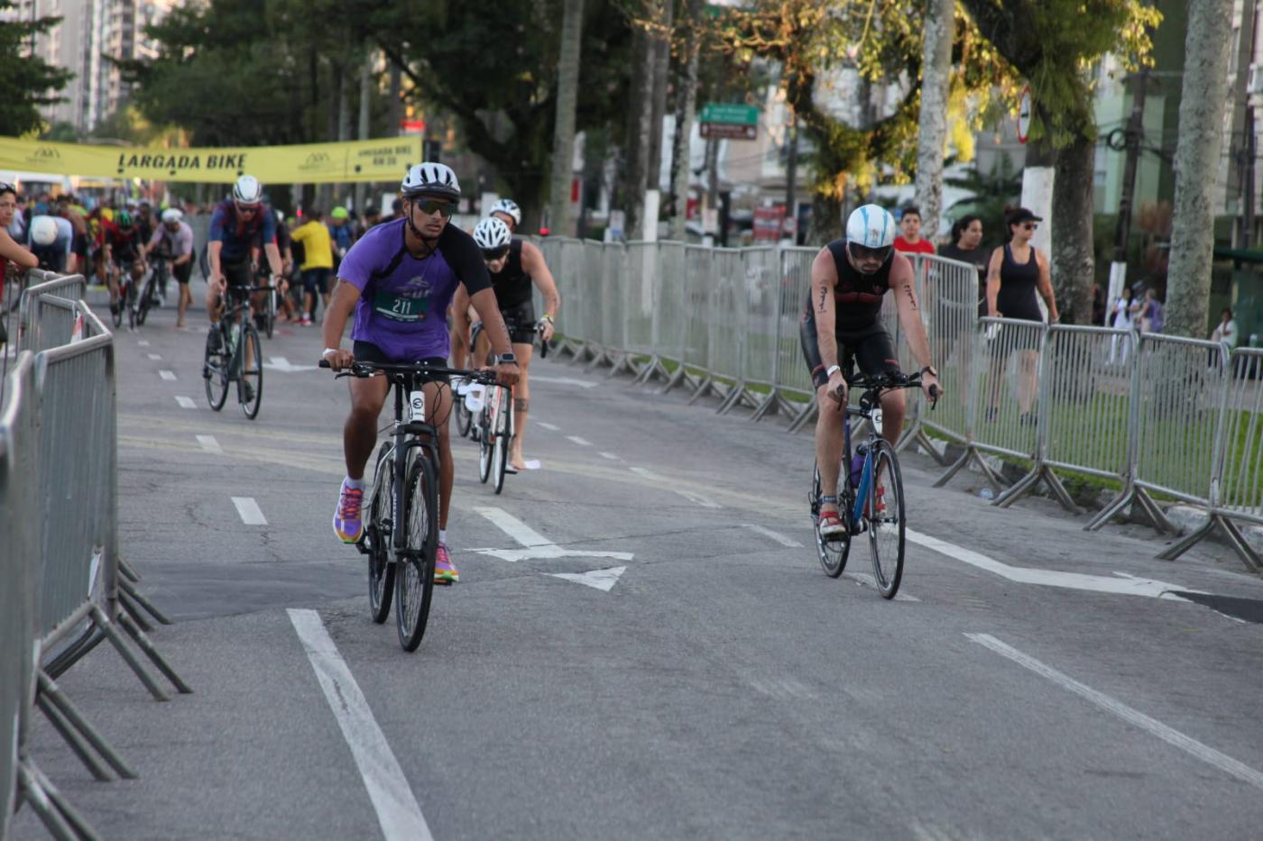 Atletas em bicicletas na prova #paratodosverem