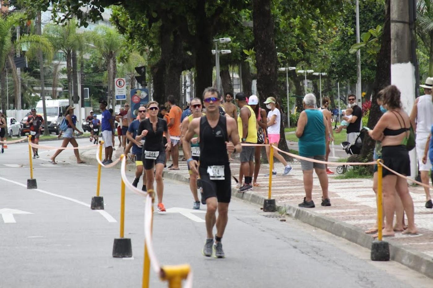 atletas correndo na avenida da orla #paratodosverem 