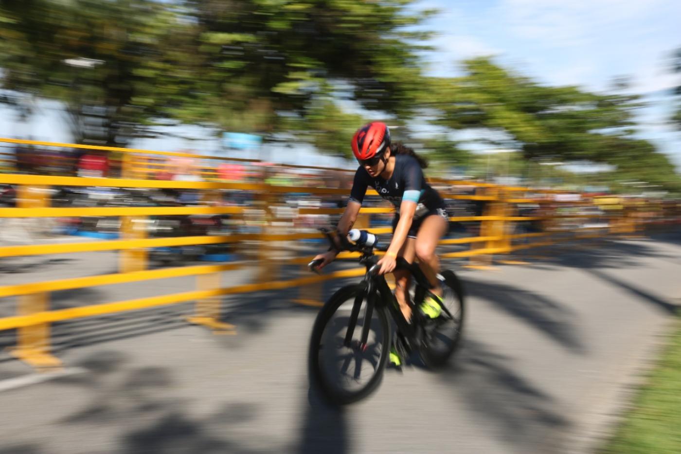atleta pedala em pista. #paratodosverem