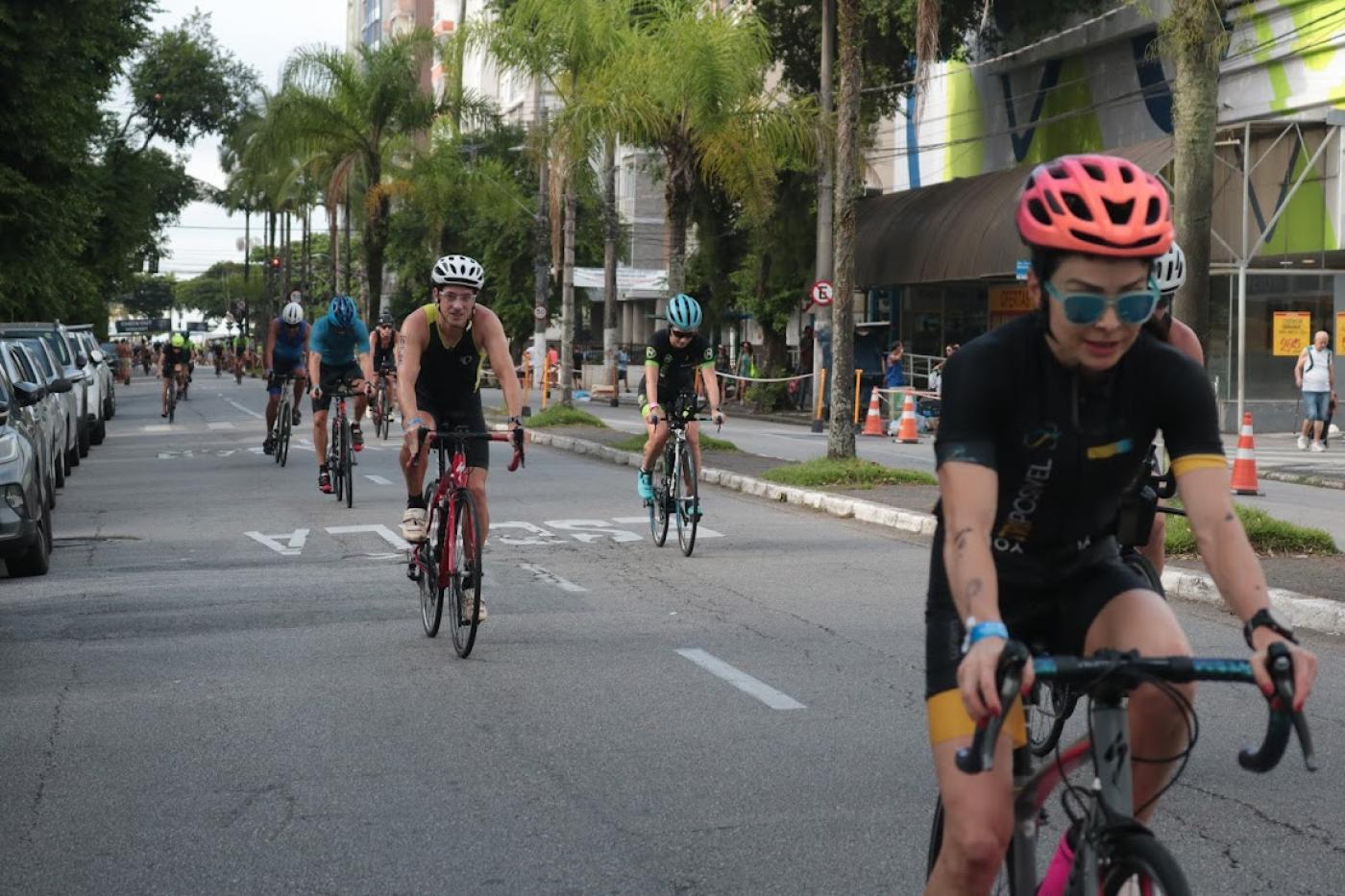 pessoas andando de bicicleta #paratodosverem