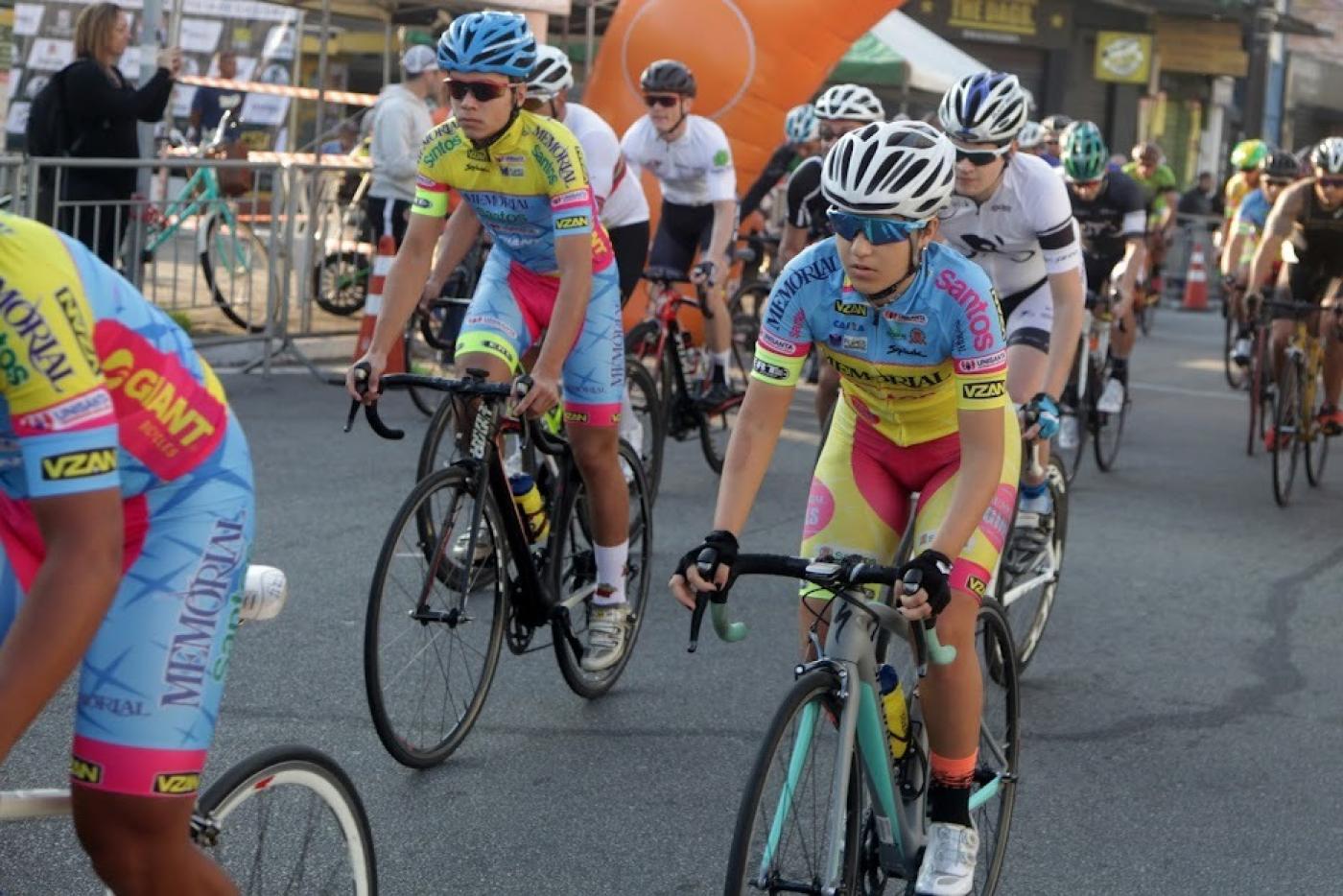 Ciclistas pedalando em competição #paratodosverem