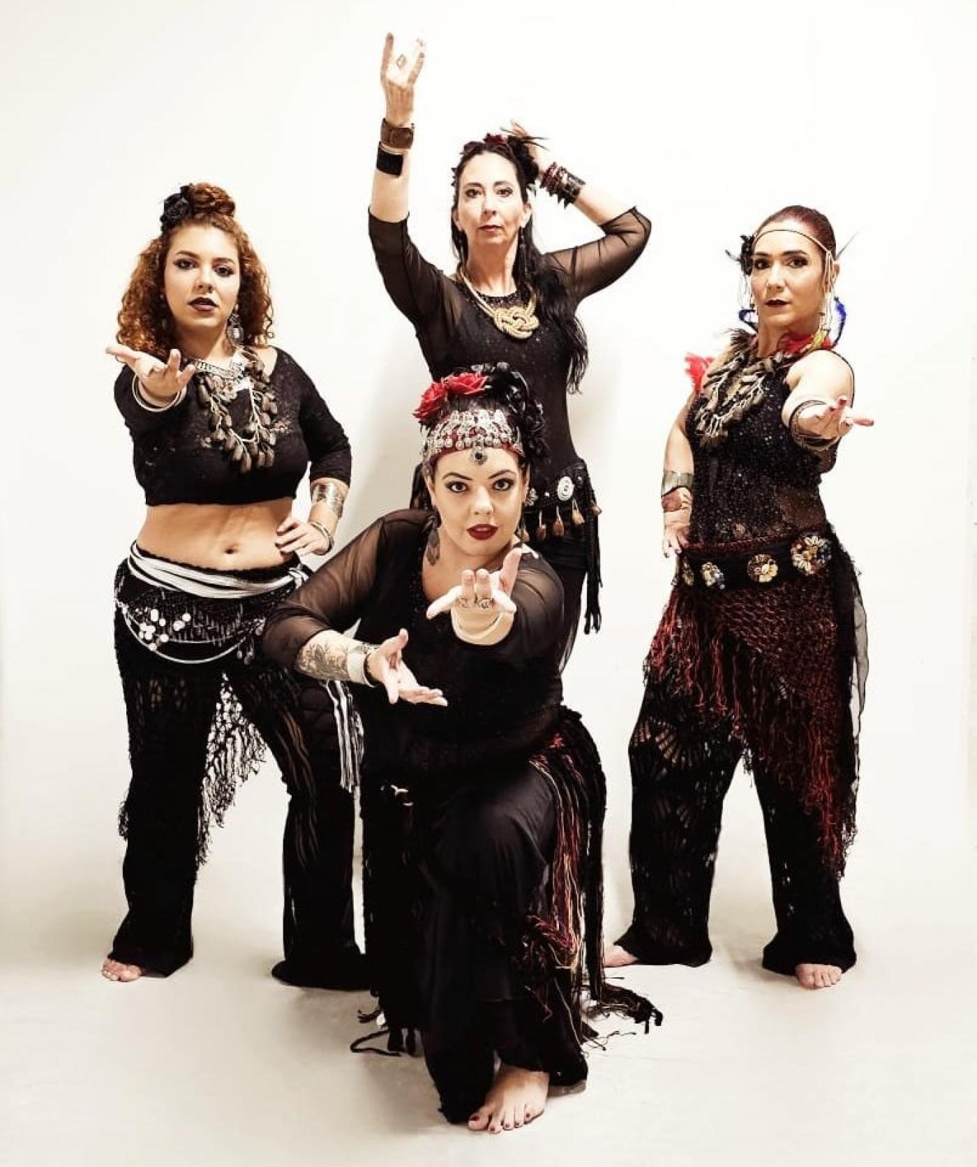 Grupo Tribal Dance Cia Art Fusion posa para foto #paratodosverem