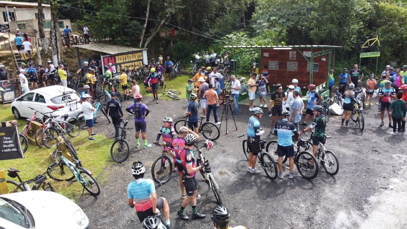 mais de uma centena de ciclistas estão espalhados em área de parque. #paratodosverem