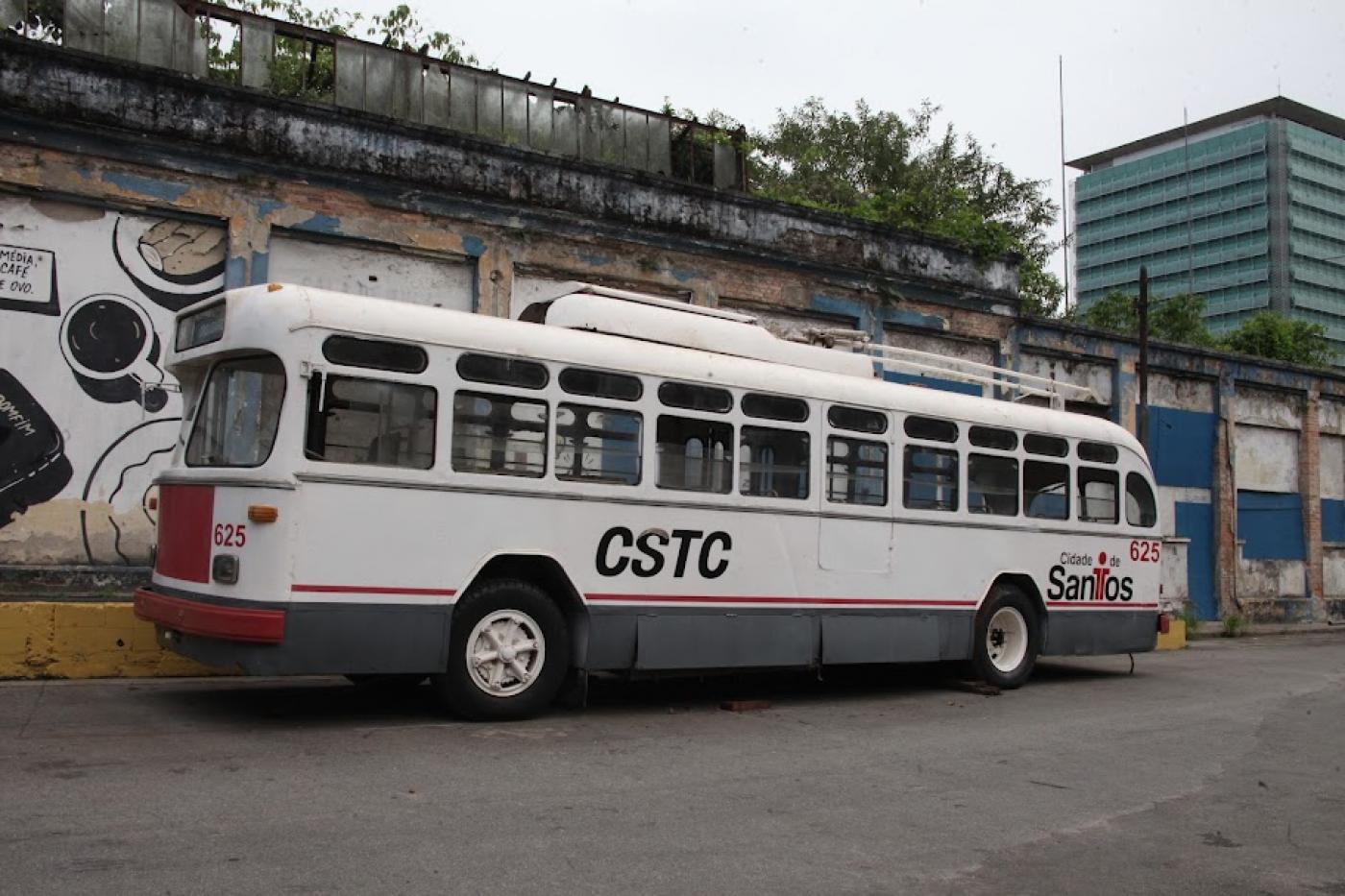 o trólebus parado em garagem aberta. #paratodosverem