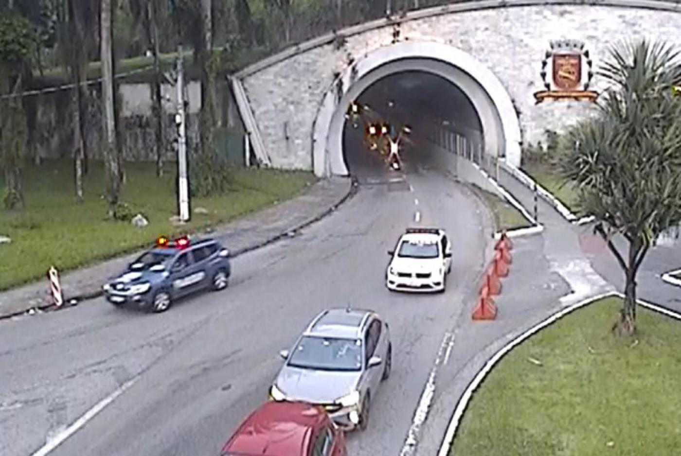 viatura da guarda munipal parada na saída do túnel. carros passam ao lado. #paratodosverem