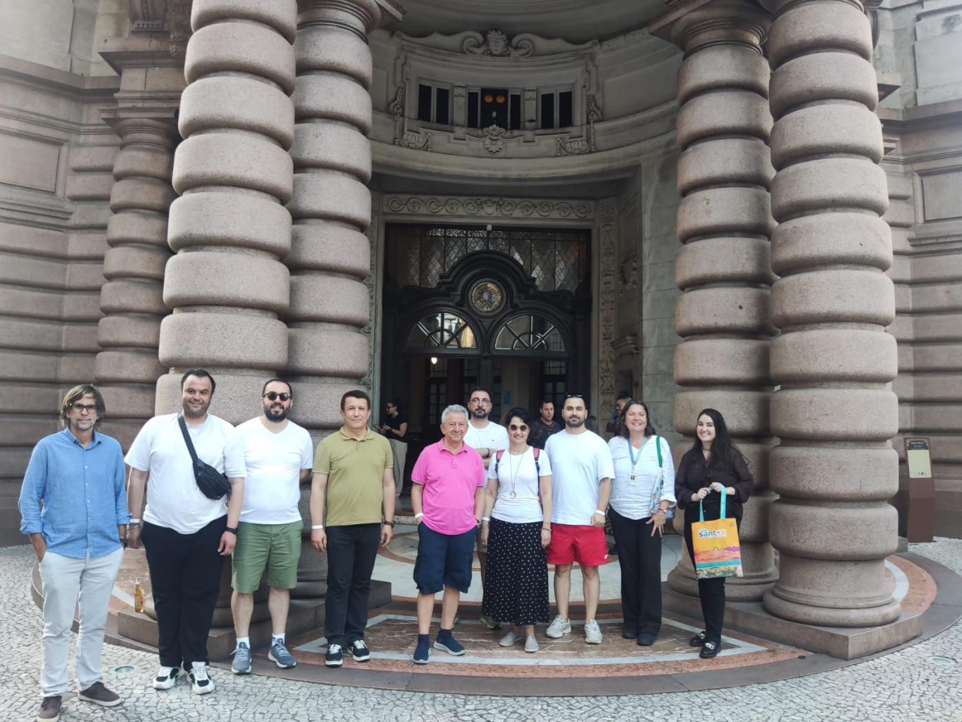 turistas na frente do museu do café #paratodosverem