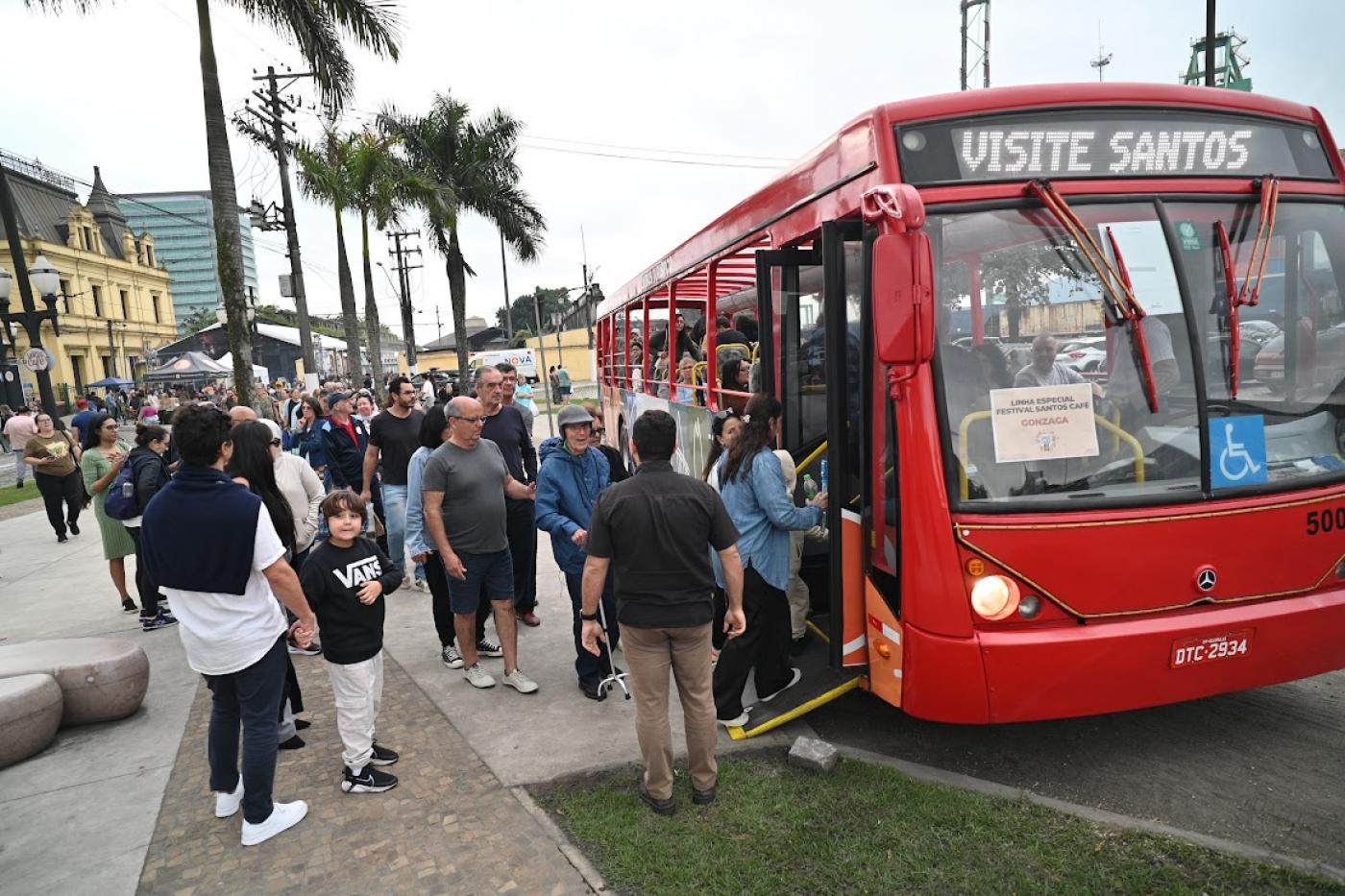 pessoas entrando em ônibus turístico #paratodosverem 