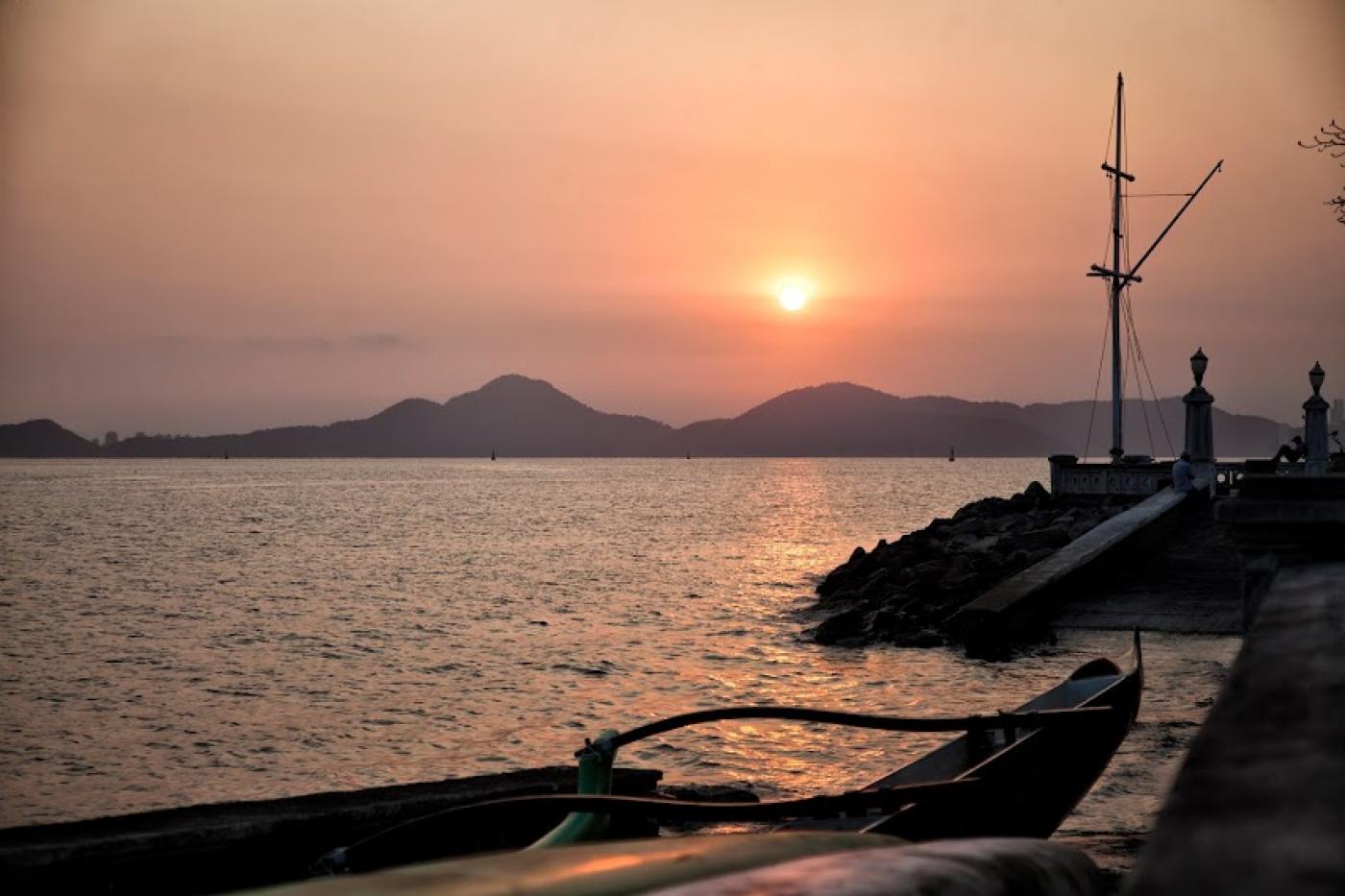 por do sol visto a partir da ponta da praia. #paratodosverem