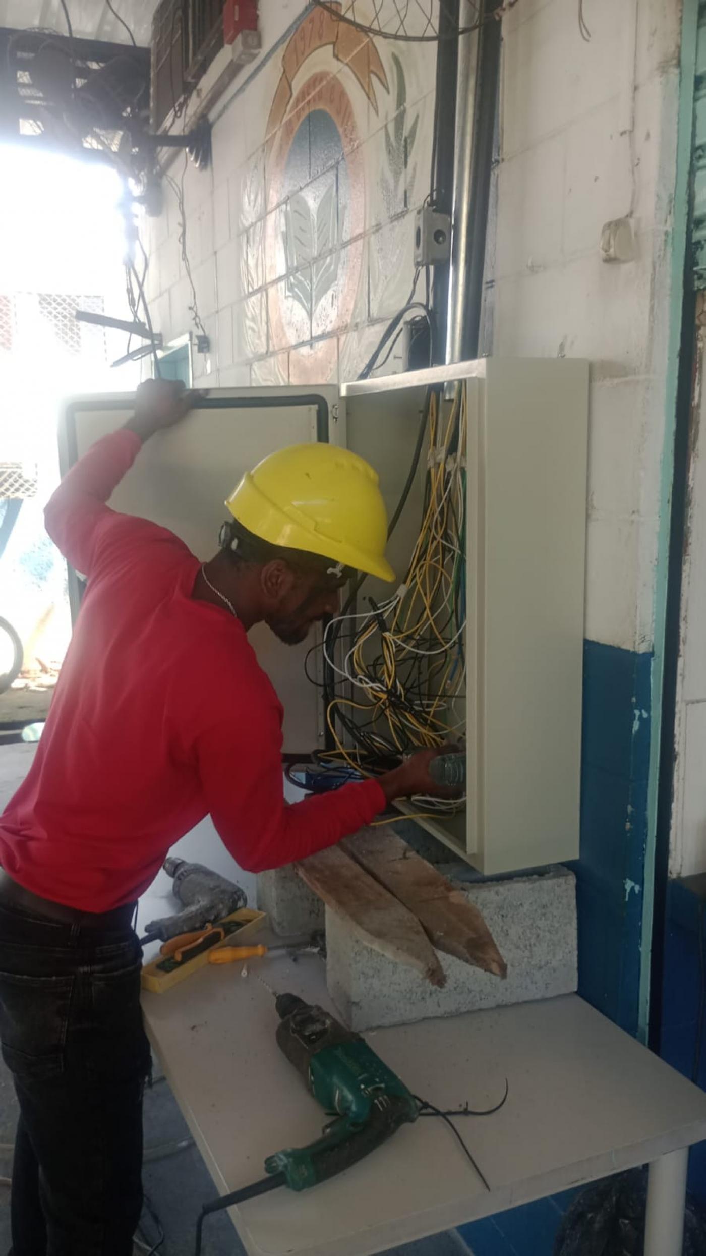 operário mexe em caixa de luz #paratodosverem