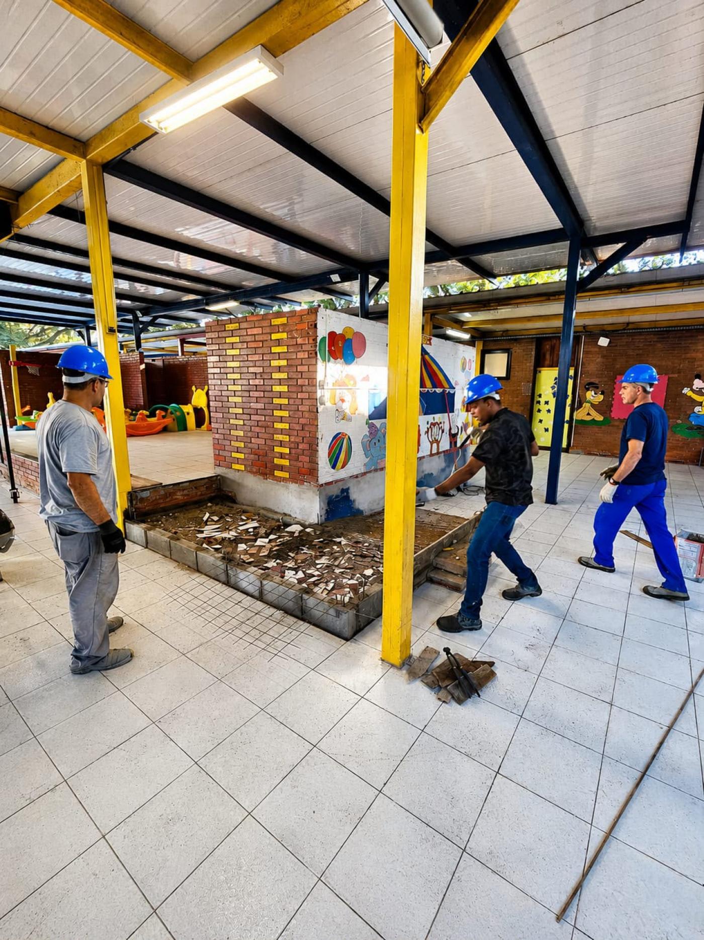 operários atuando na obra #paratodosverem 