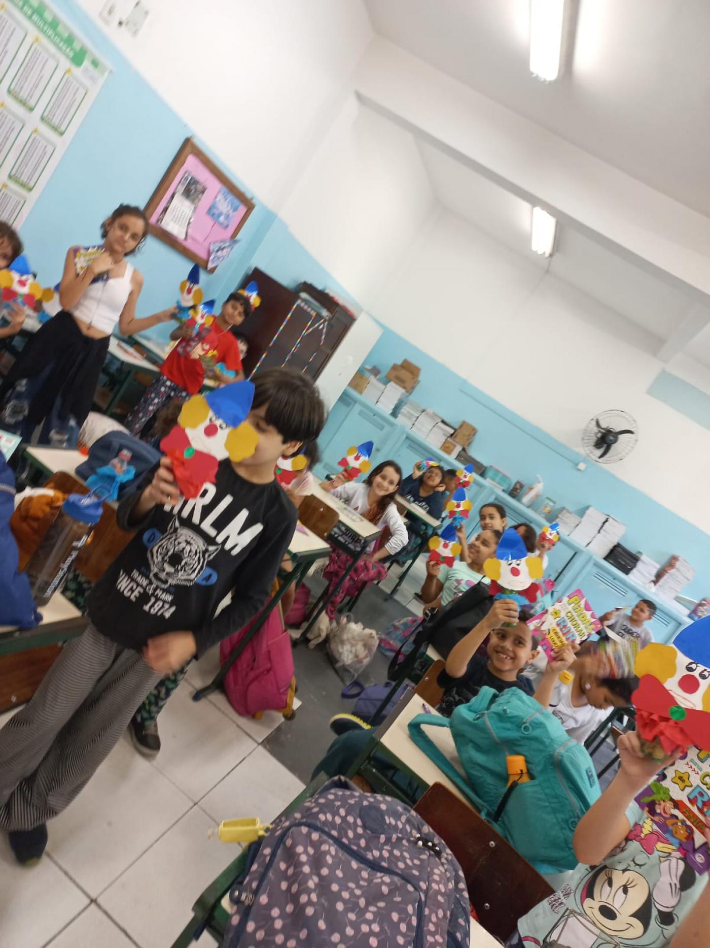 Crianças mostram brinquedos