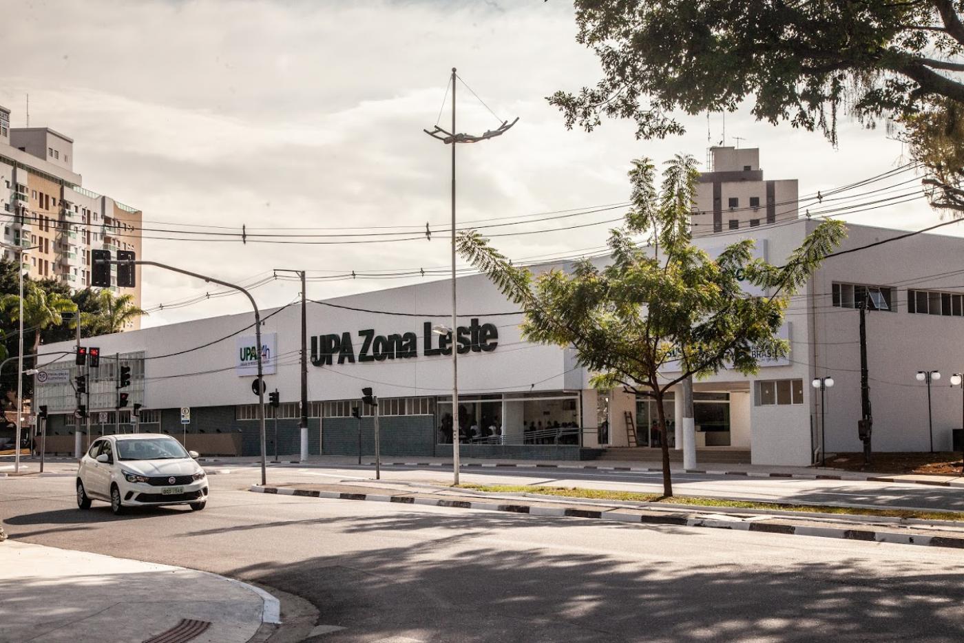 fachada da unidade, com carro passando em frente. #paratodosverem