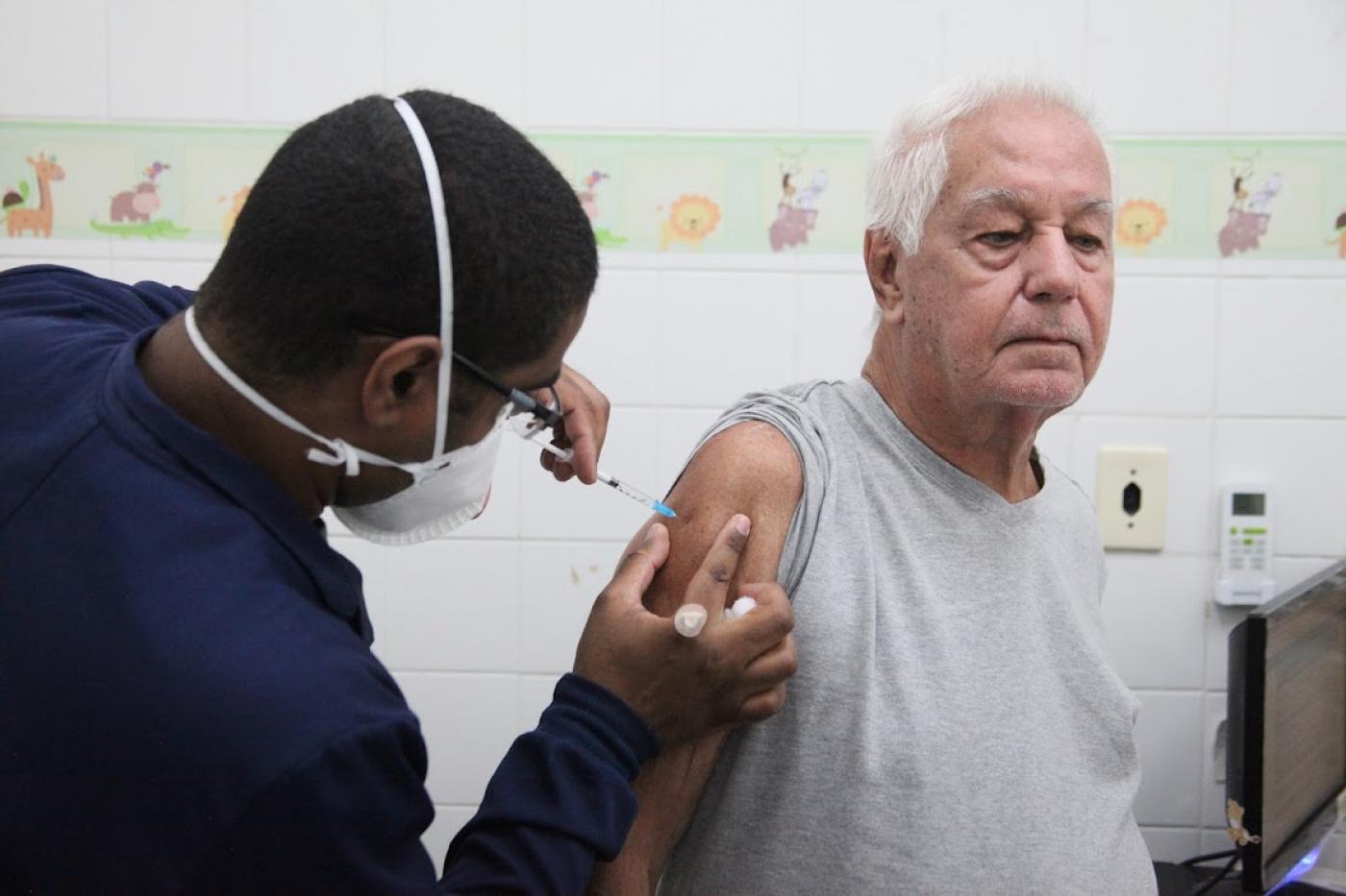 idosa é vacinado no braço #paratodosverem