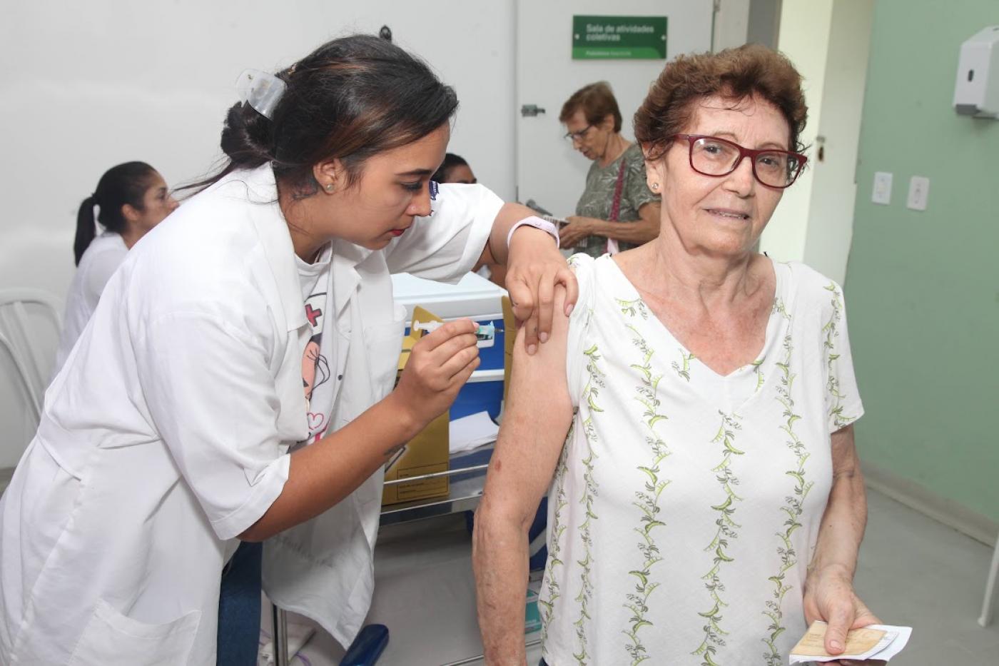 idosa é vacinada #paratodosverem