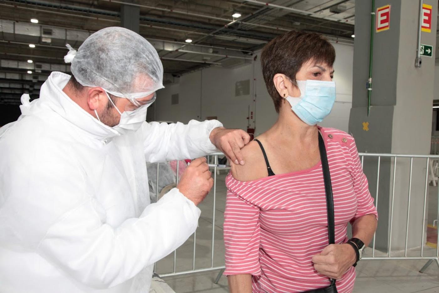 enfermeiro aplica vacina em mulher #paratodosverem