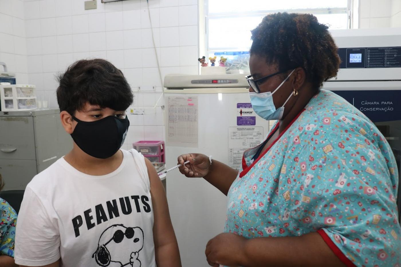 criança recebe vacina #paratodosverem