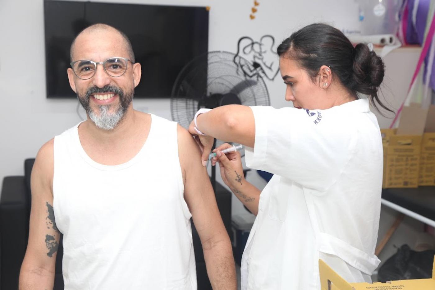 Homem recebe vacina no braço. #pratodosverem
