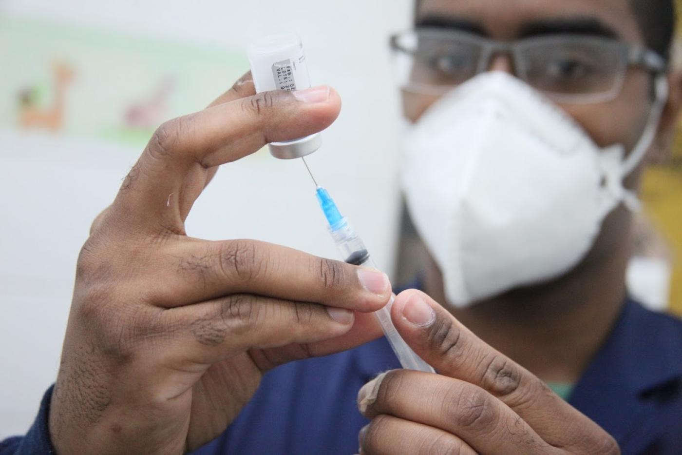 técnica prepara vacina #paratodosverem