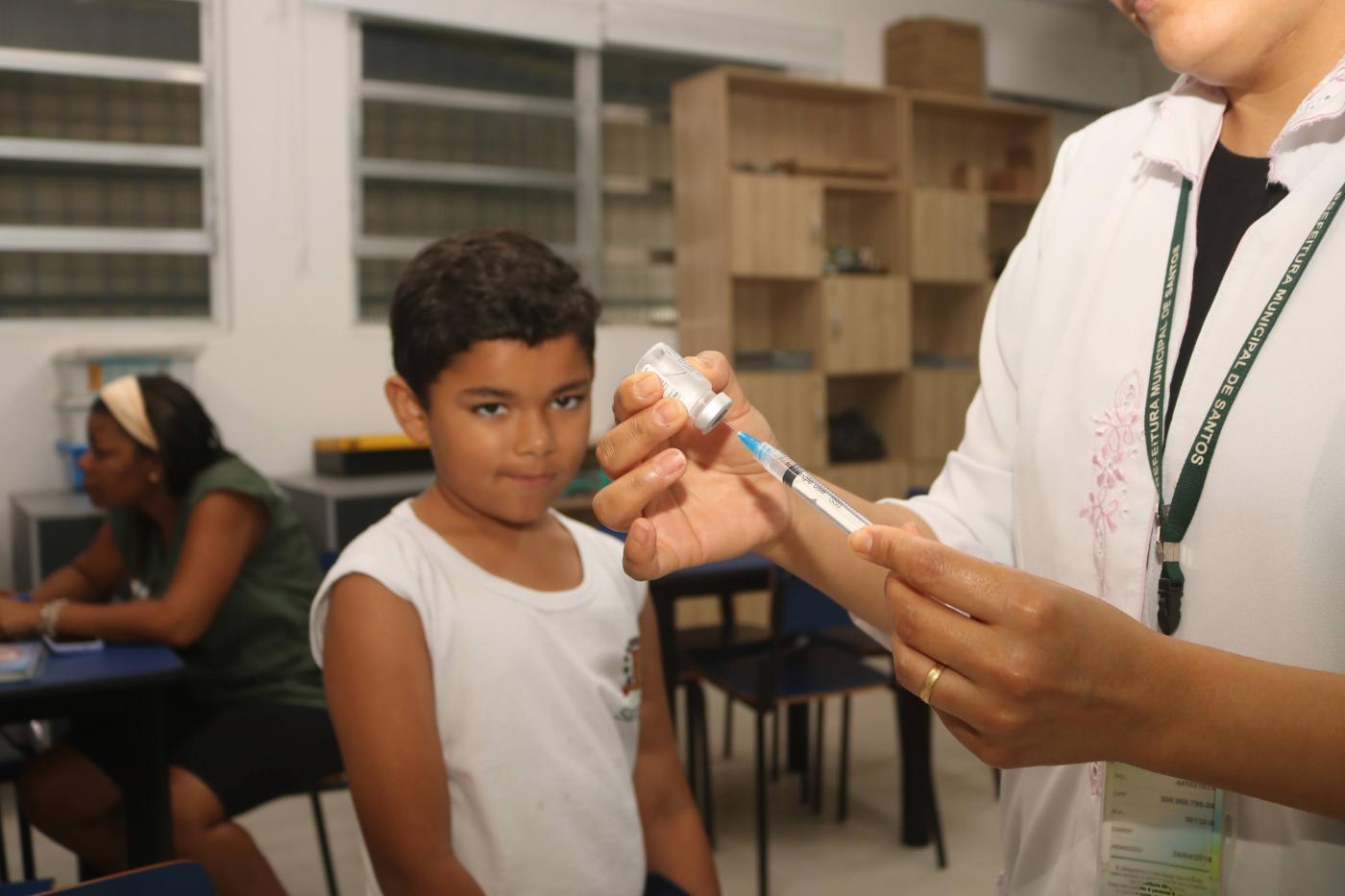criança aguarda para ser vacinada #paratodosverem