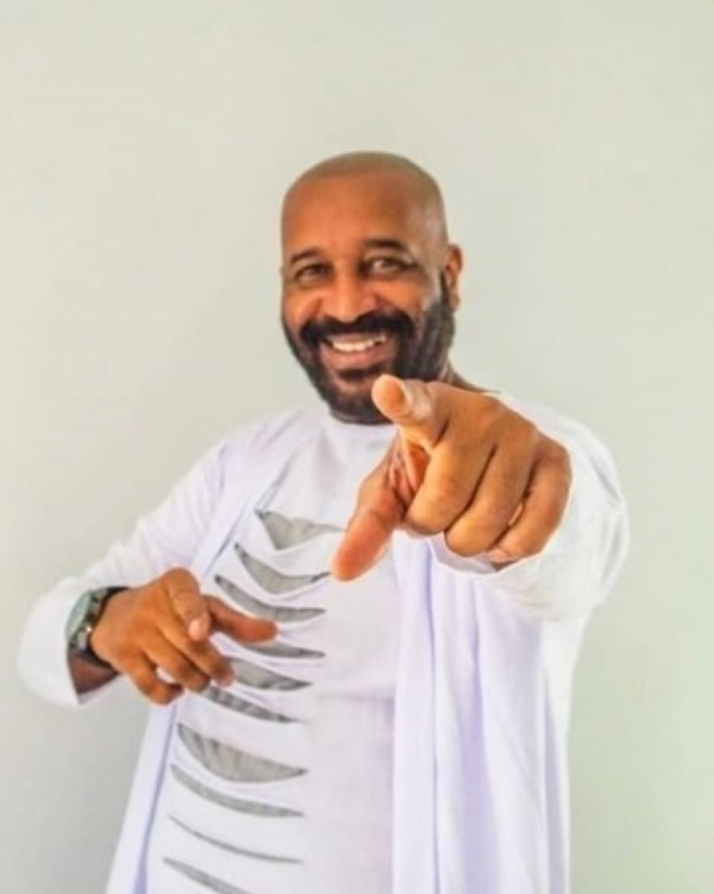 Cantor que se apresentará no Valongo. #Paratodosverem.