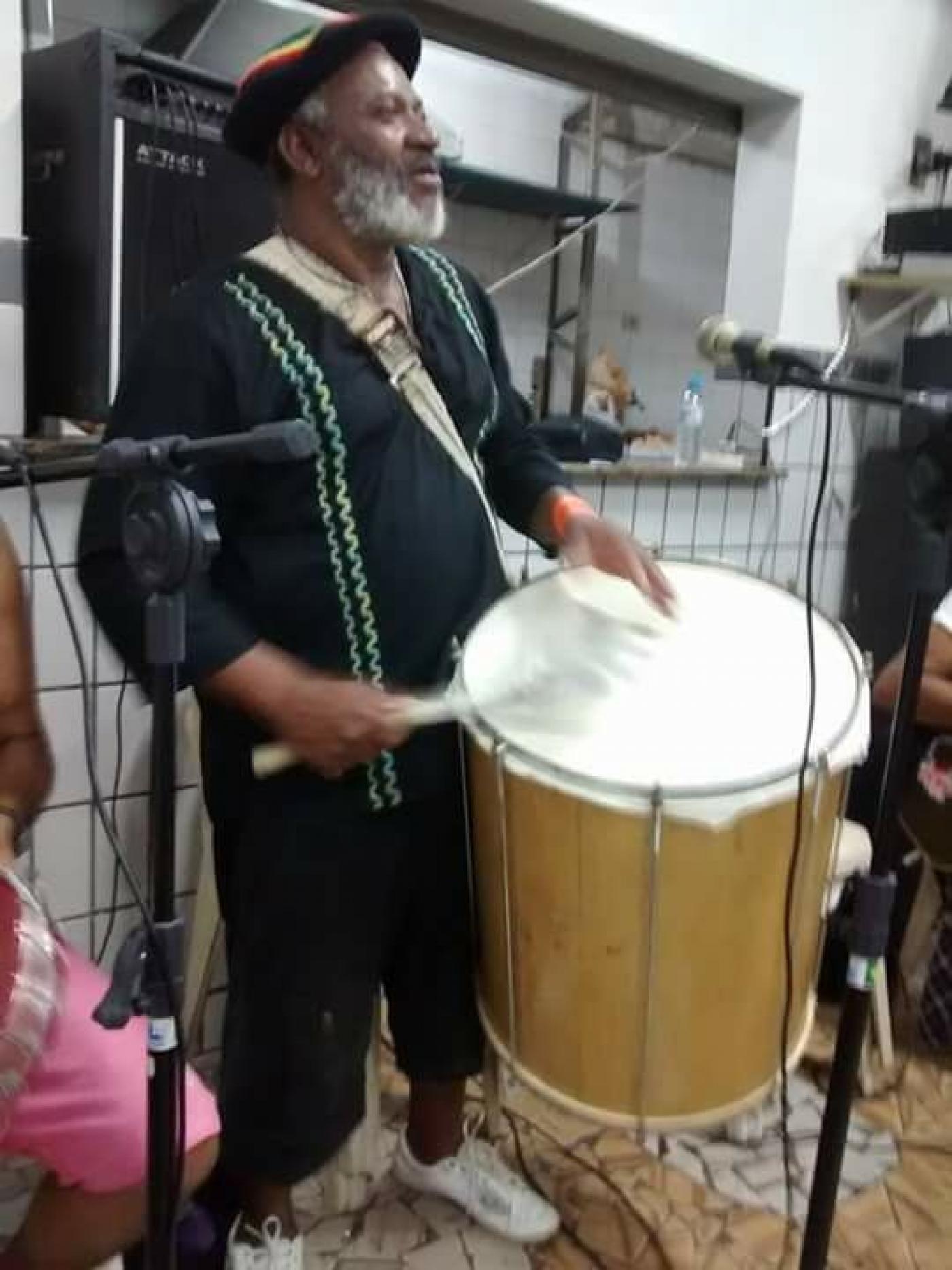 Vander do Surdo tocando o instrumento. #paratodosverem