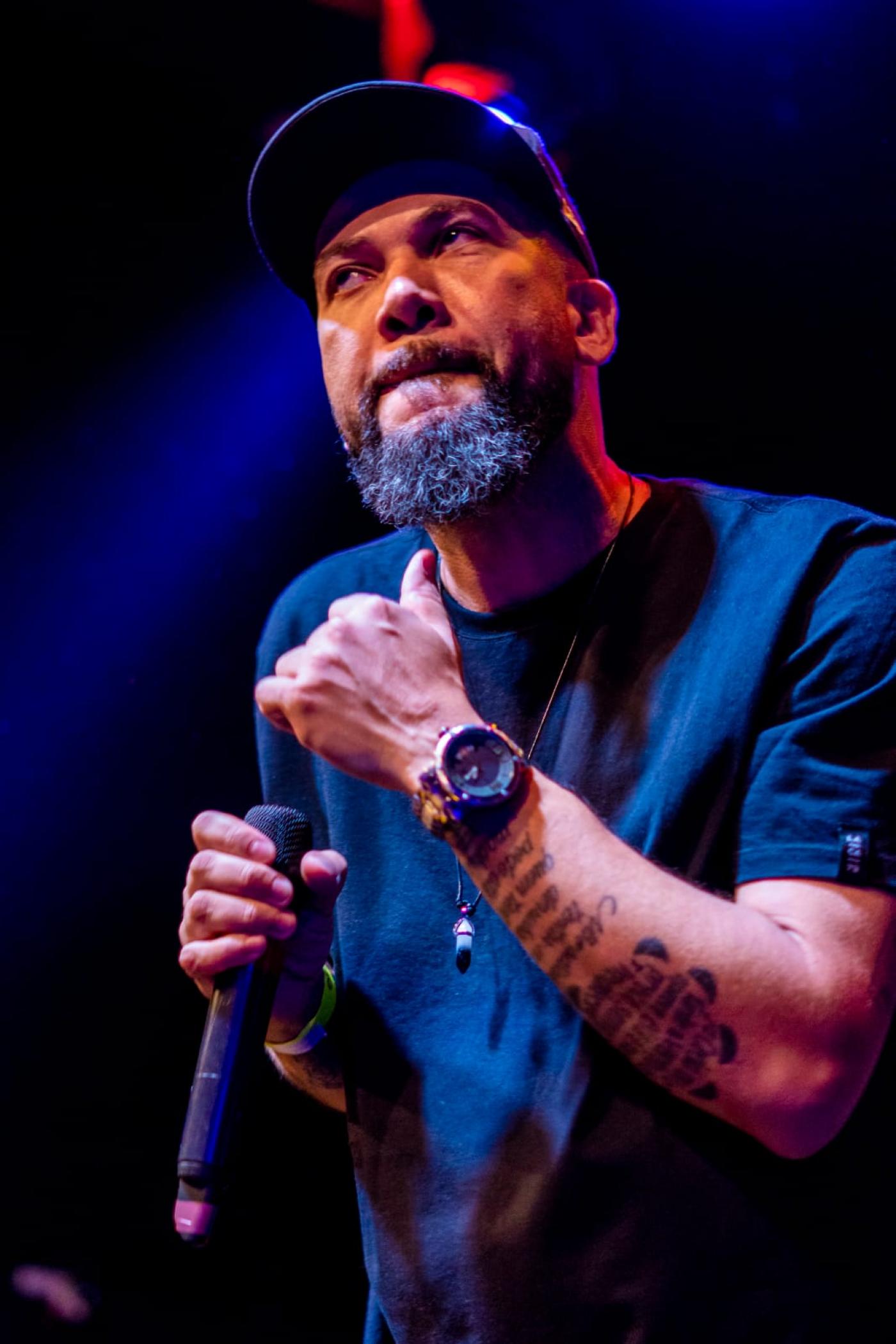 cantor se apresentano #paratodosverem