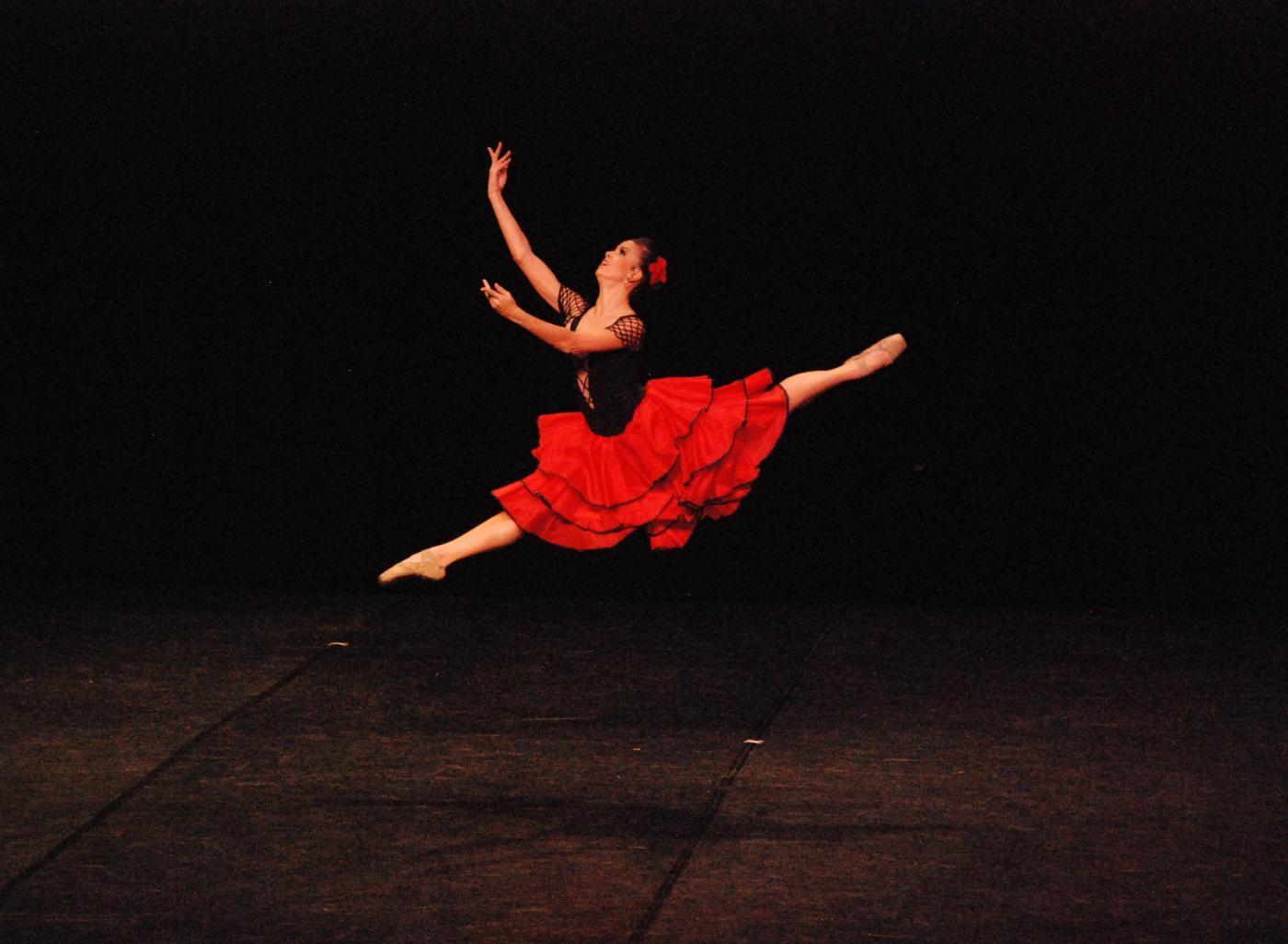bailarina salta durante dança #paratodosverem 