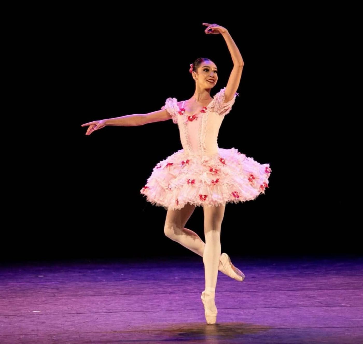 bailarina dançando no palco #paratodosverem