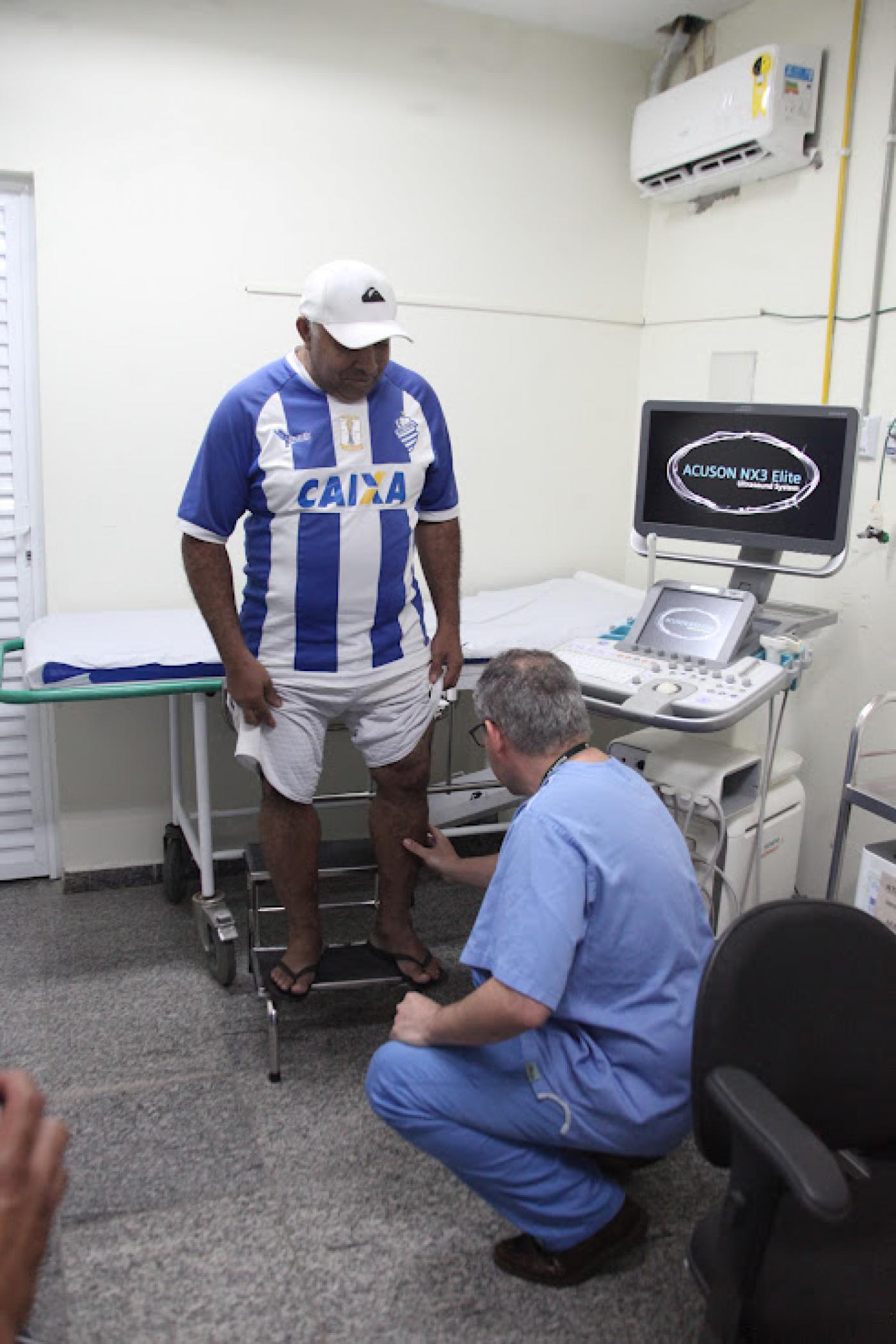 médico analista perna de paciente #paratodosverem