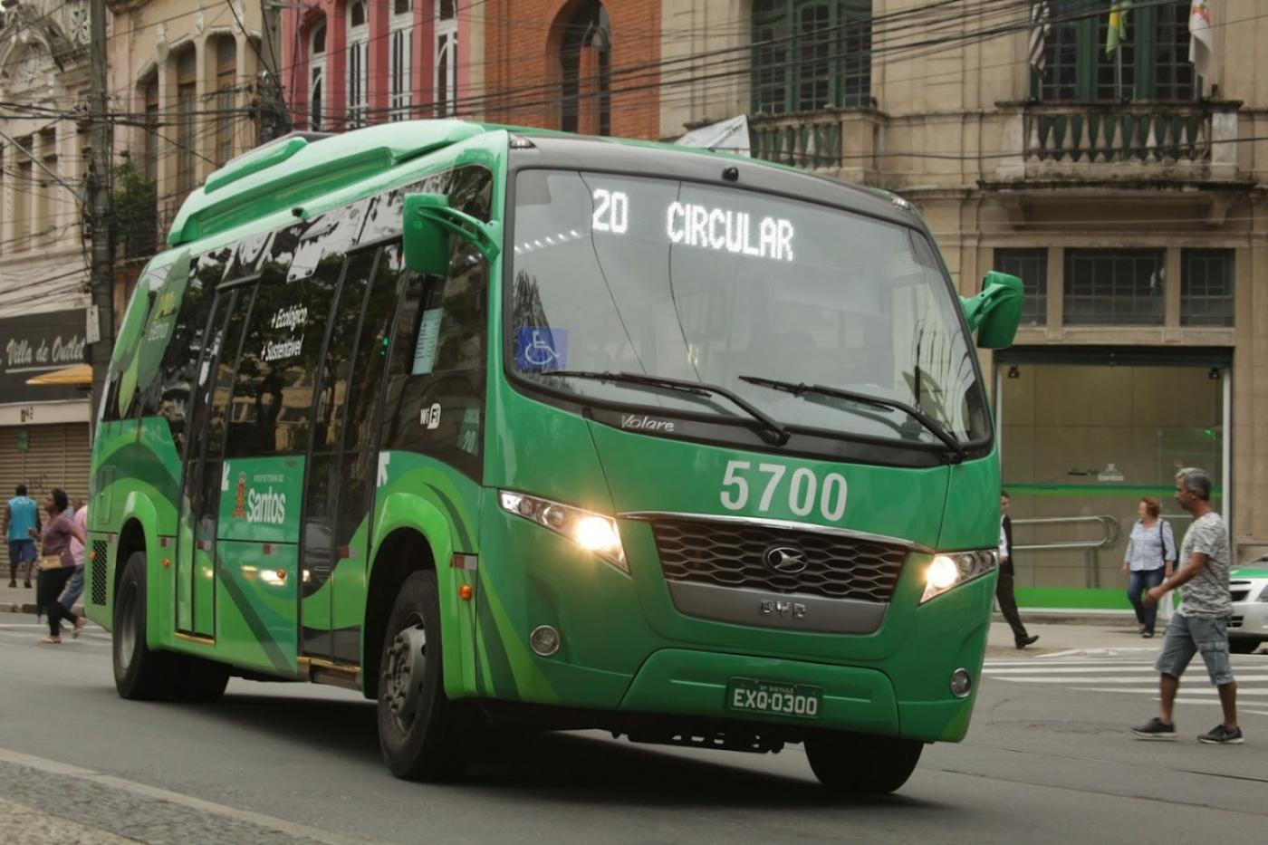 micro-ônibus elétrico em rua da Cidade. #paratodosverem