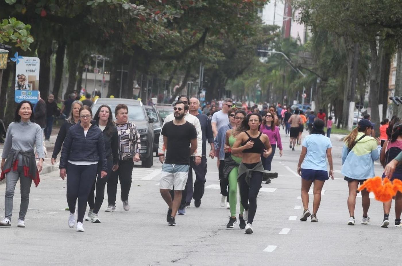 pessoas correndo na orla #paratodosverem