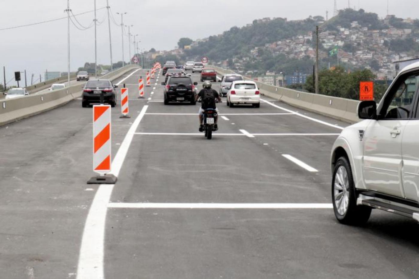 Carros circulam pelo novo viaduto. #pracegover