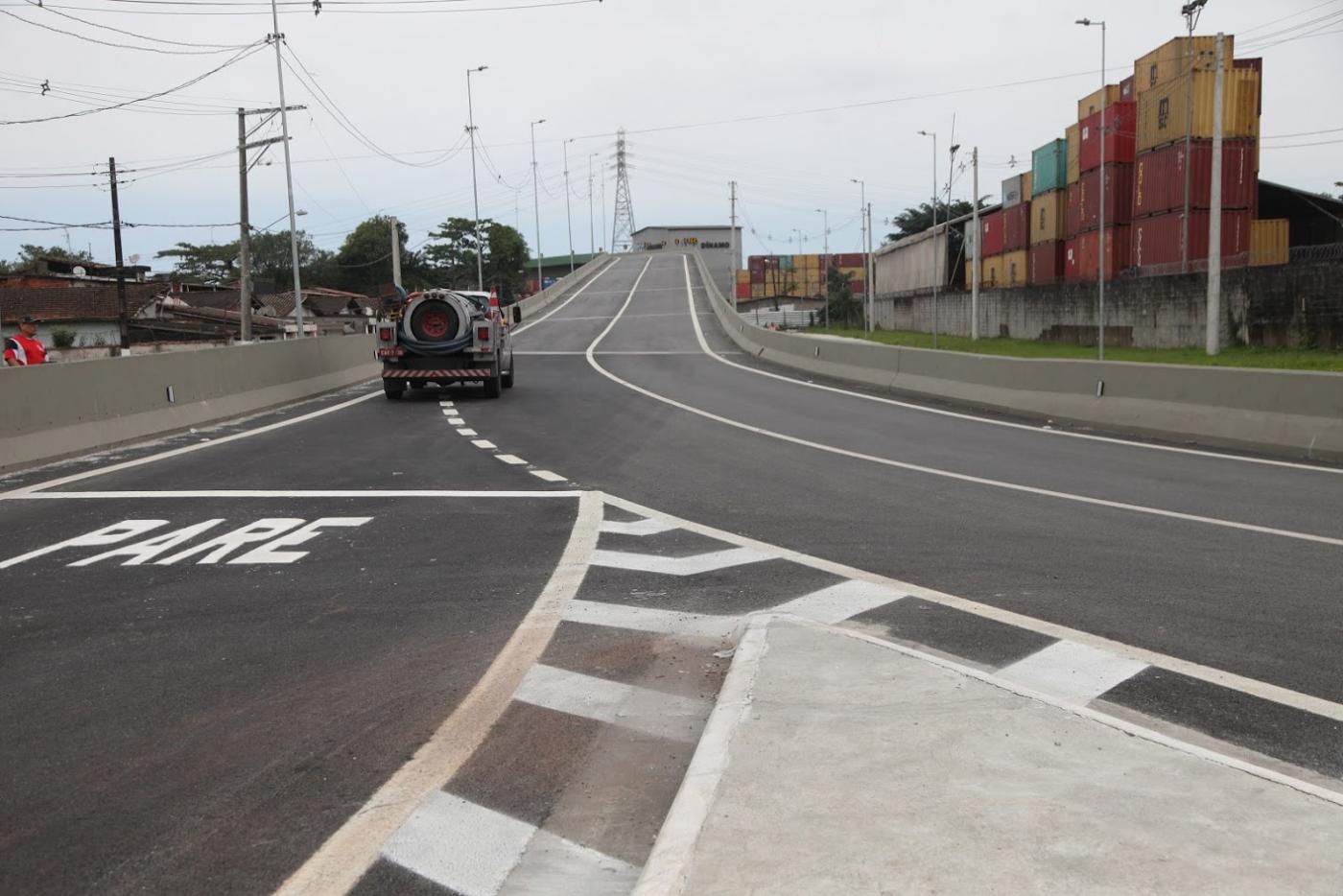 Vista geral da subida da ponte com caminhão subindo. Em primeiro plano está pintura do solo. #Paratodosverem