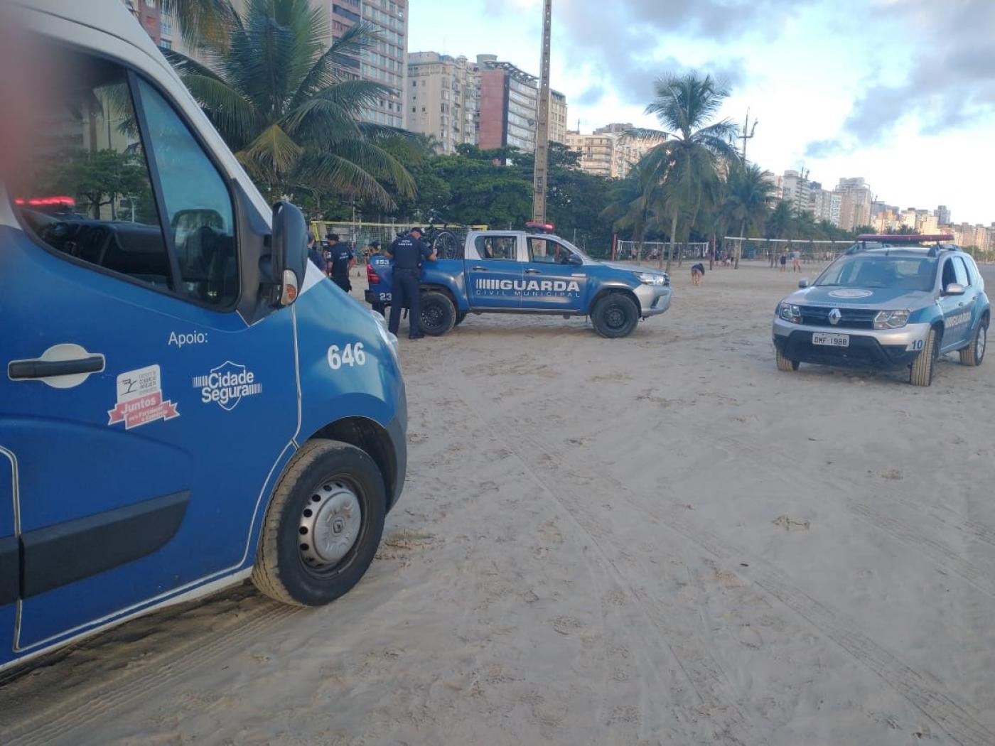Viaturas da guarda na faixa de areia. #Paratodosverem