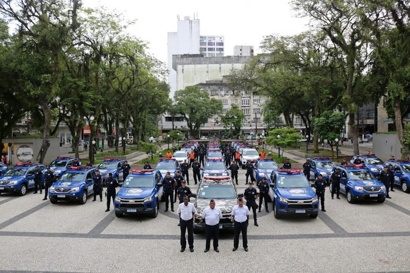 vários veículos estacionados na praça mauá de frente para a prefeitura. Guarda municipais estão em posição de sentido junto aos veículos. #paratodosverem